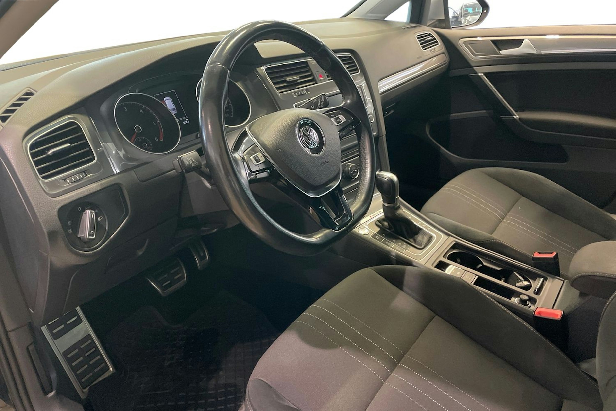 musta Volkswagen Golf 2015 kuva 7.