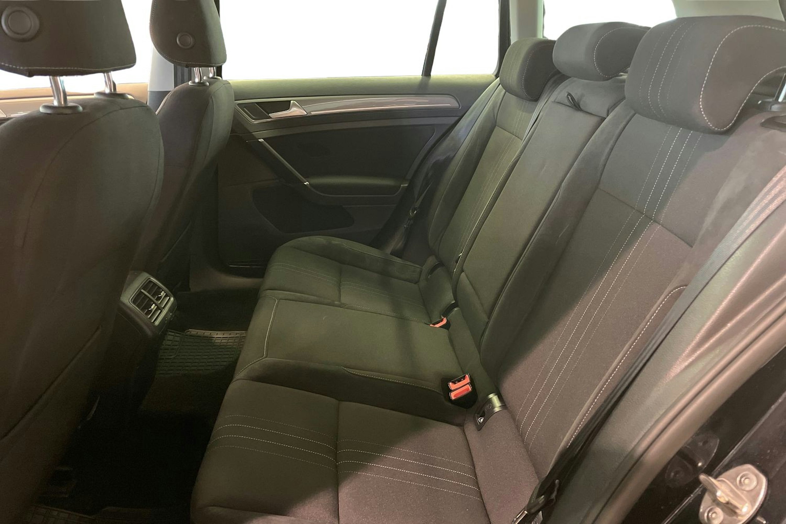 musta Volkswagen Golf 2015 kuva 10.