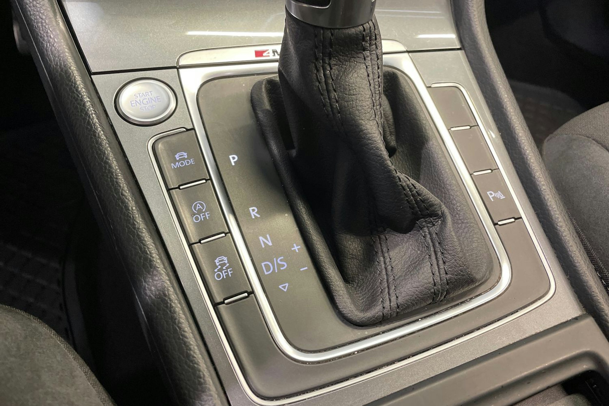 musta Volkswagen Golf 2015 kuva 18.