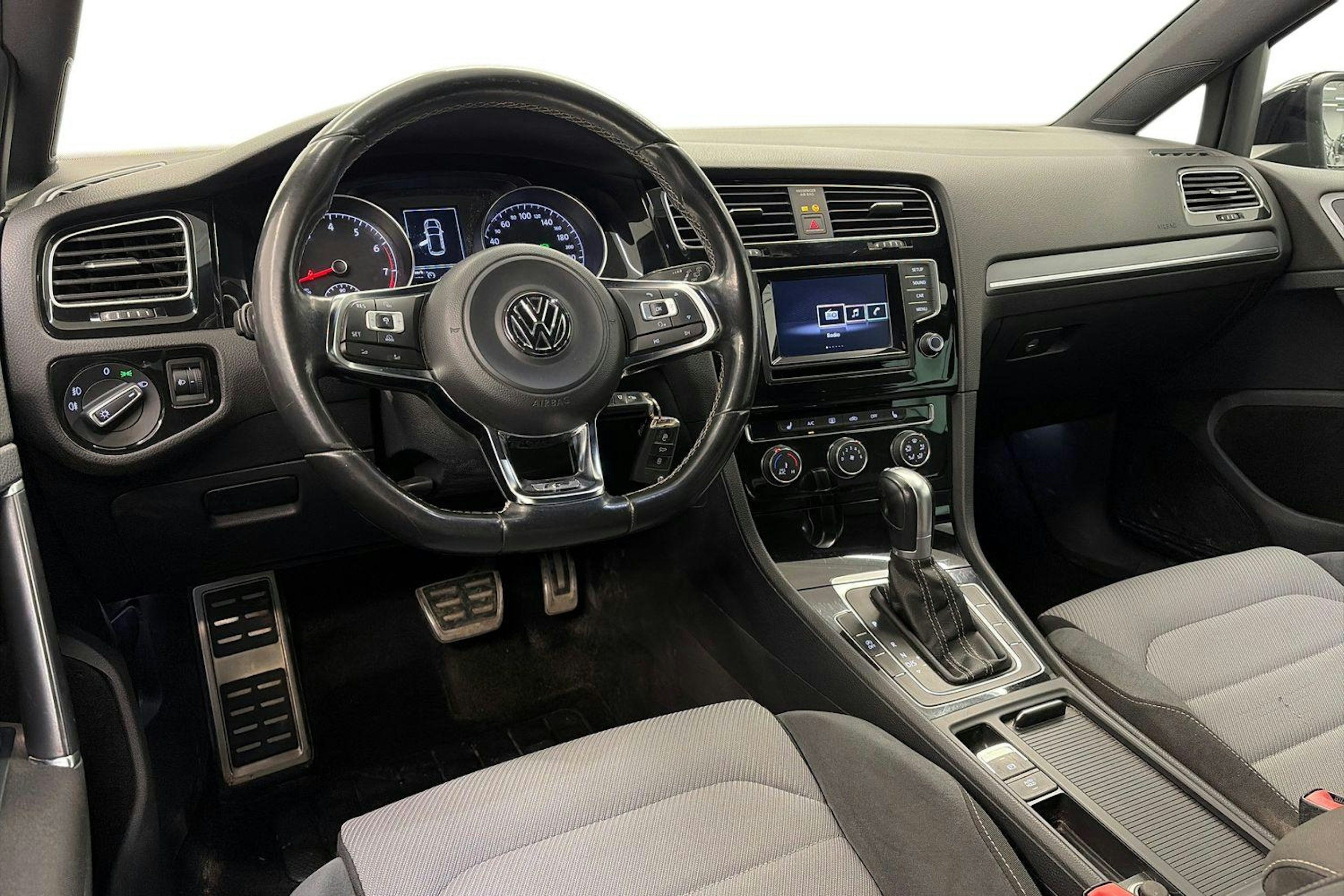 musta Volkswagen Golf 2015 kuva 6.