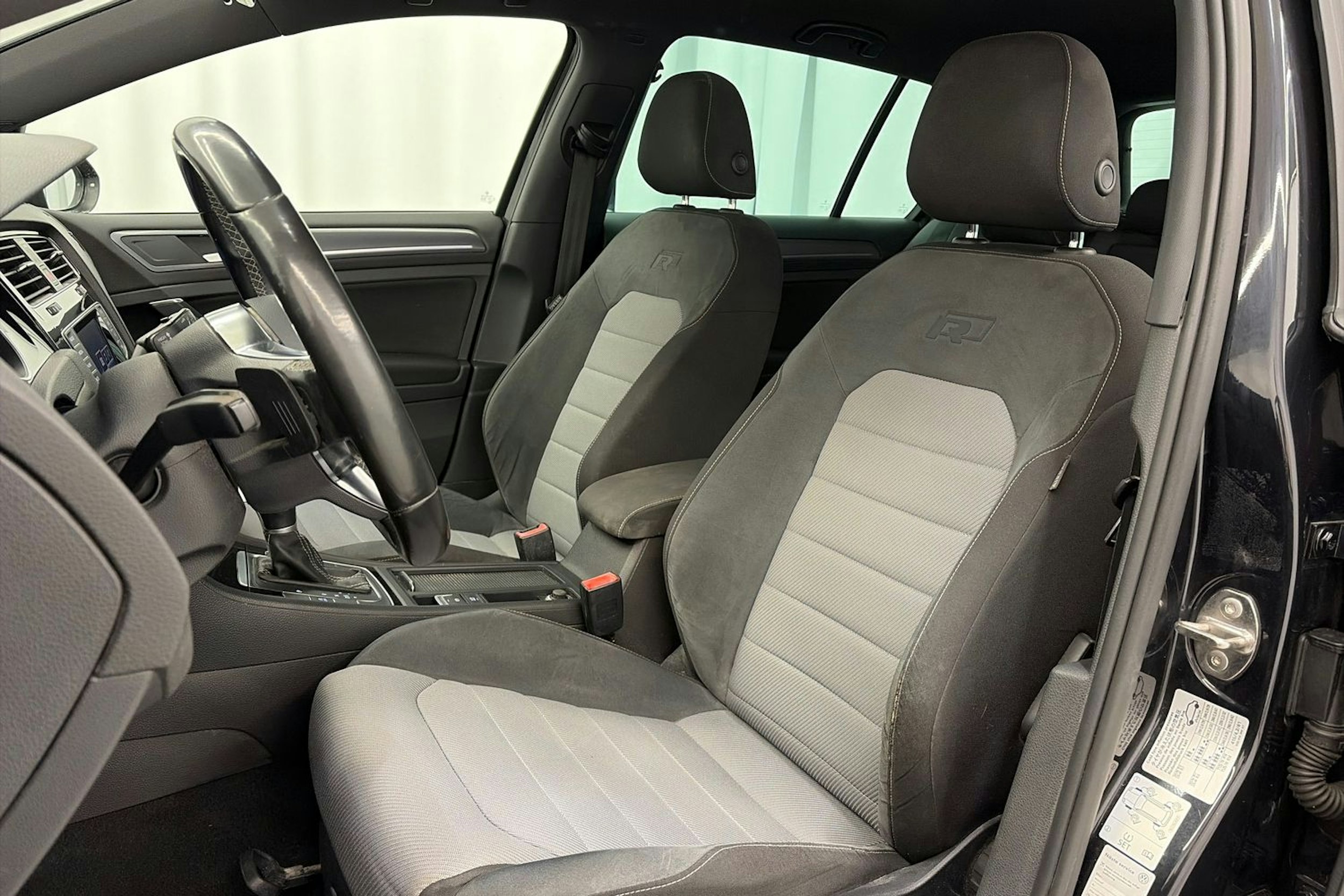 musta Volkswagen Golf 2015 kuva 11.