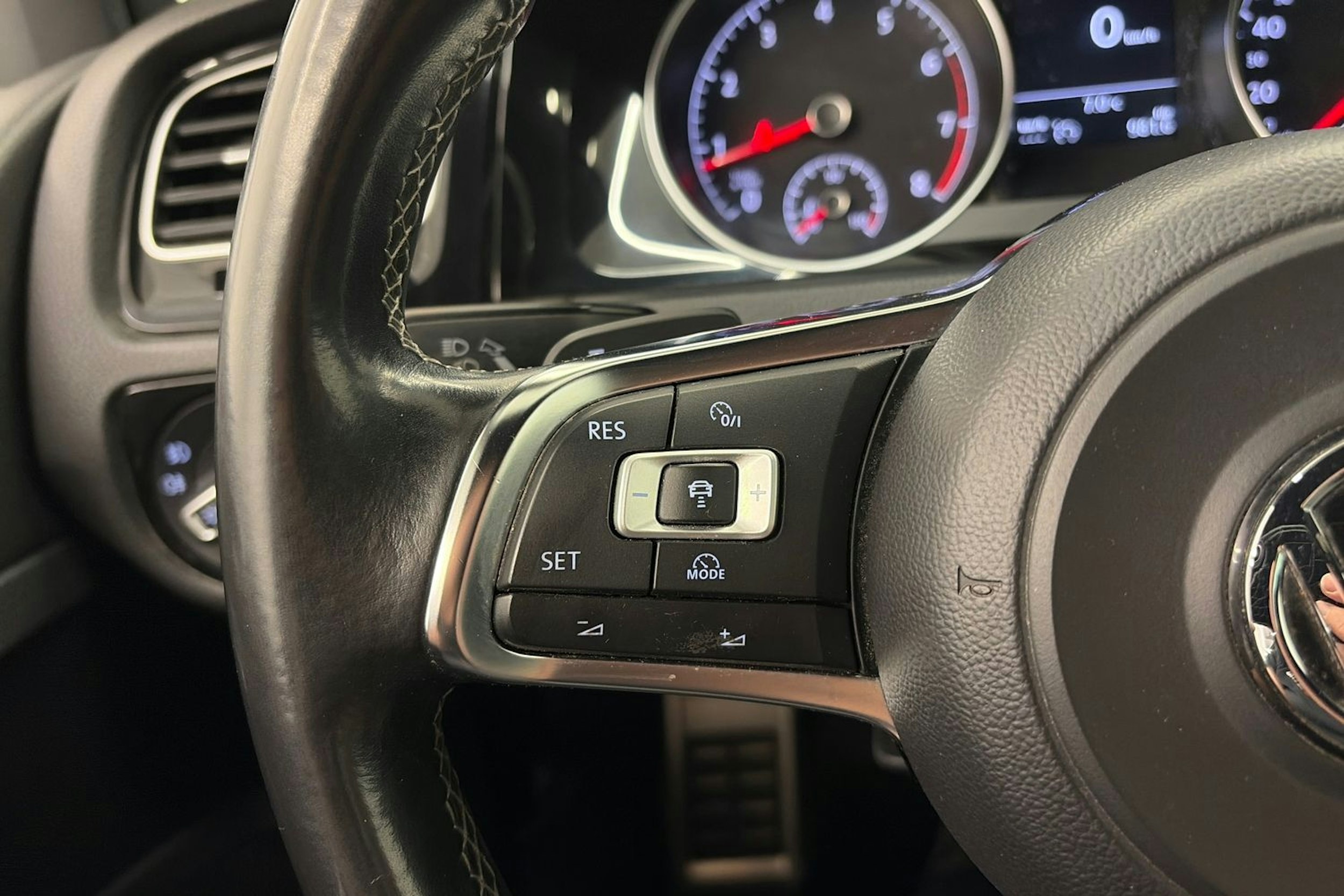 musta Volkswagen Golf 2015 kuva 13.