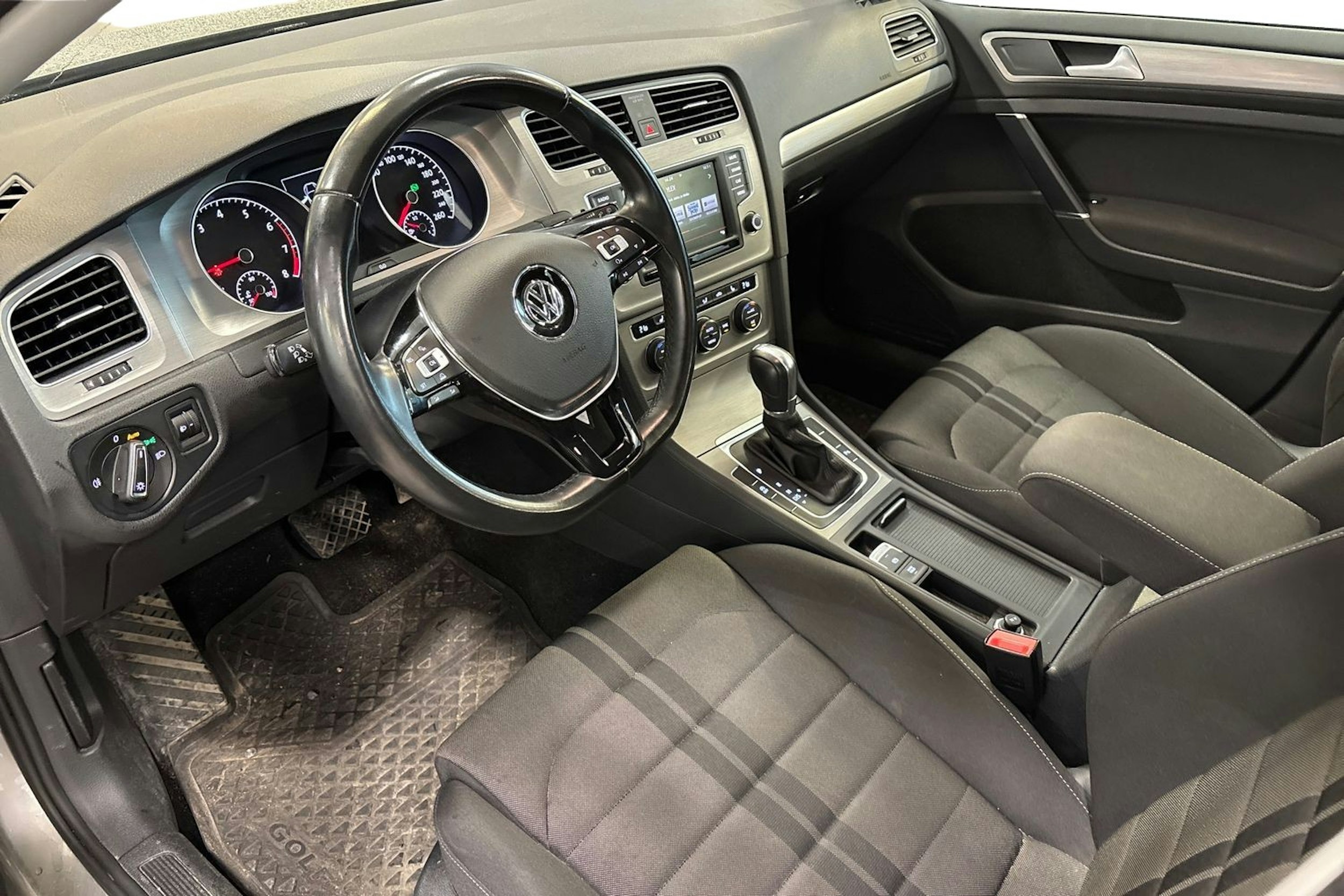 harmaa Volkswagen Golf 2016 kuva 3.