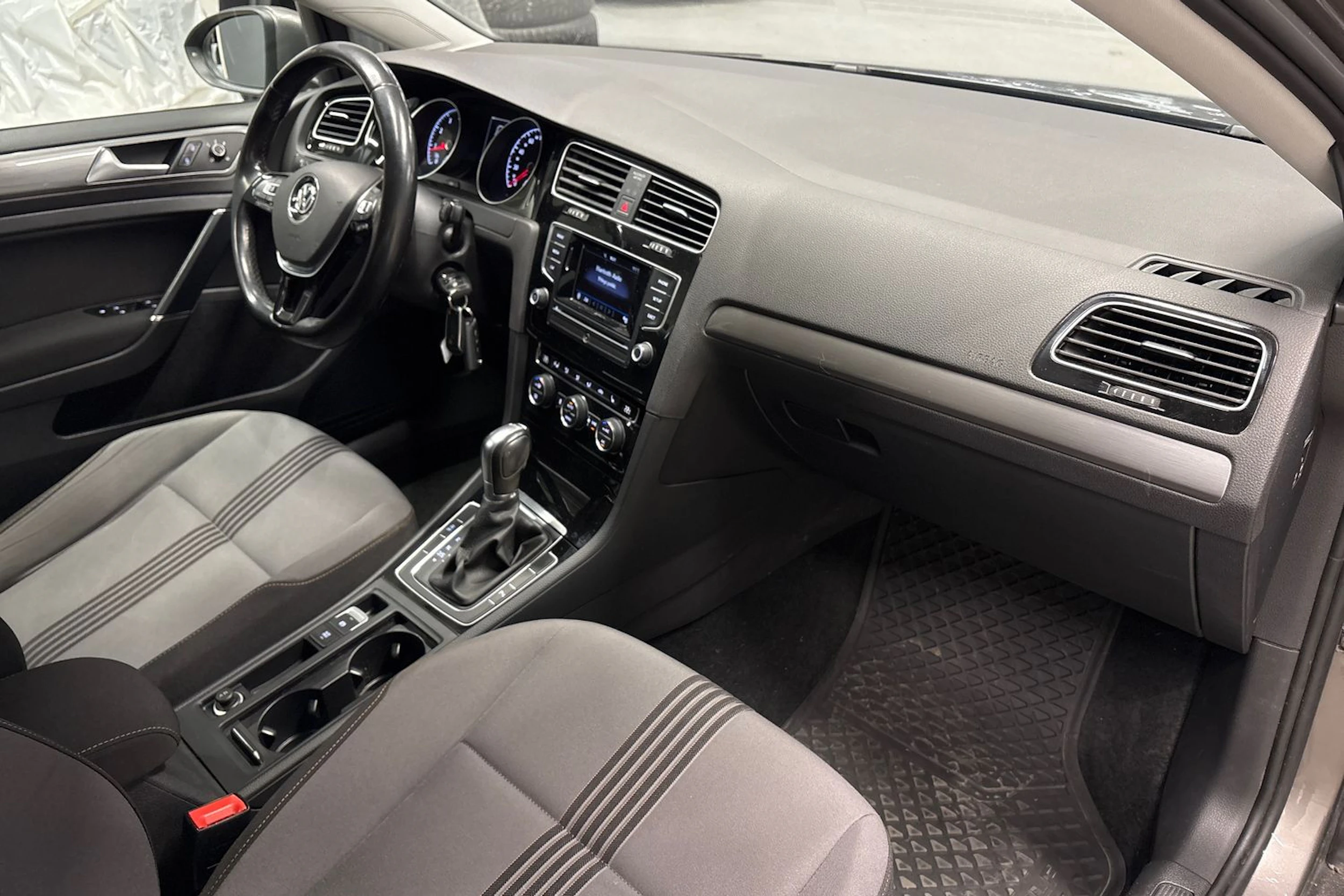 harmaa Volkswagen Golf 2017 kuva 29.