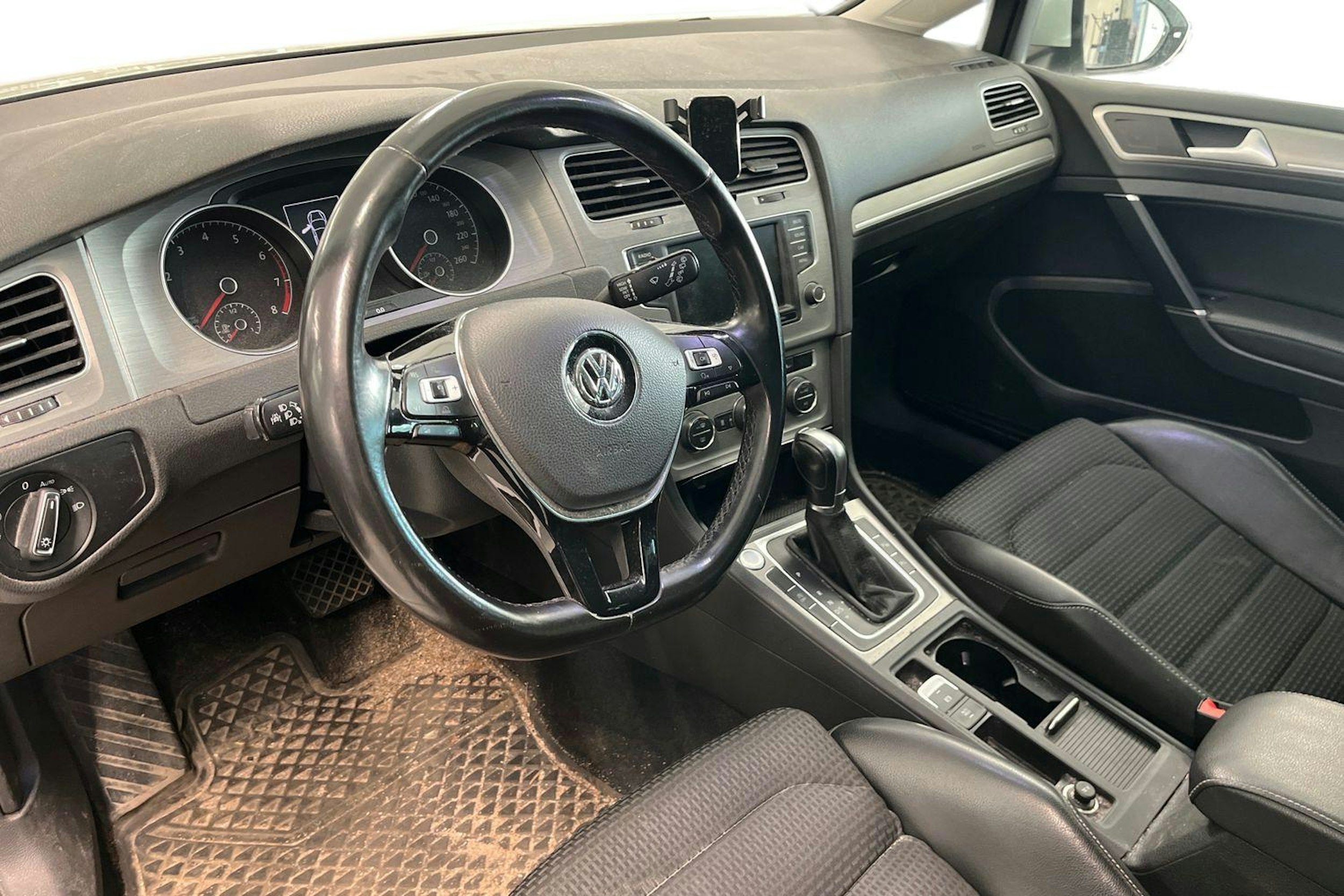 valkoinen Volkswagen Golf 2016 kuva 3.