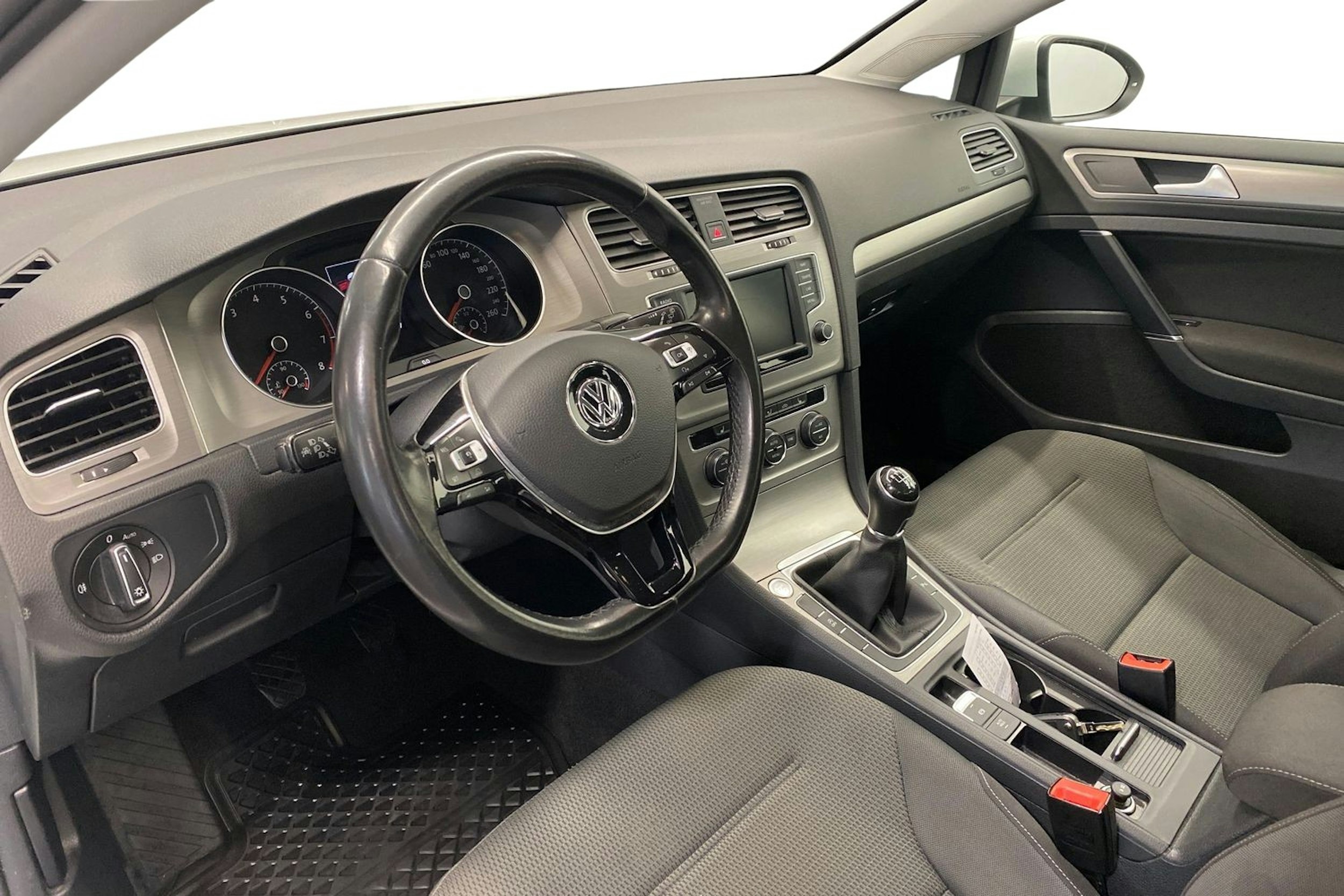 valkoinen Volkswagen Golf 2016 kuva 7.