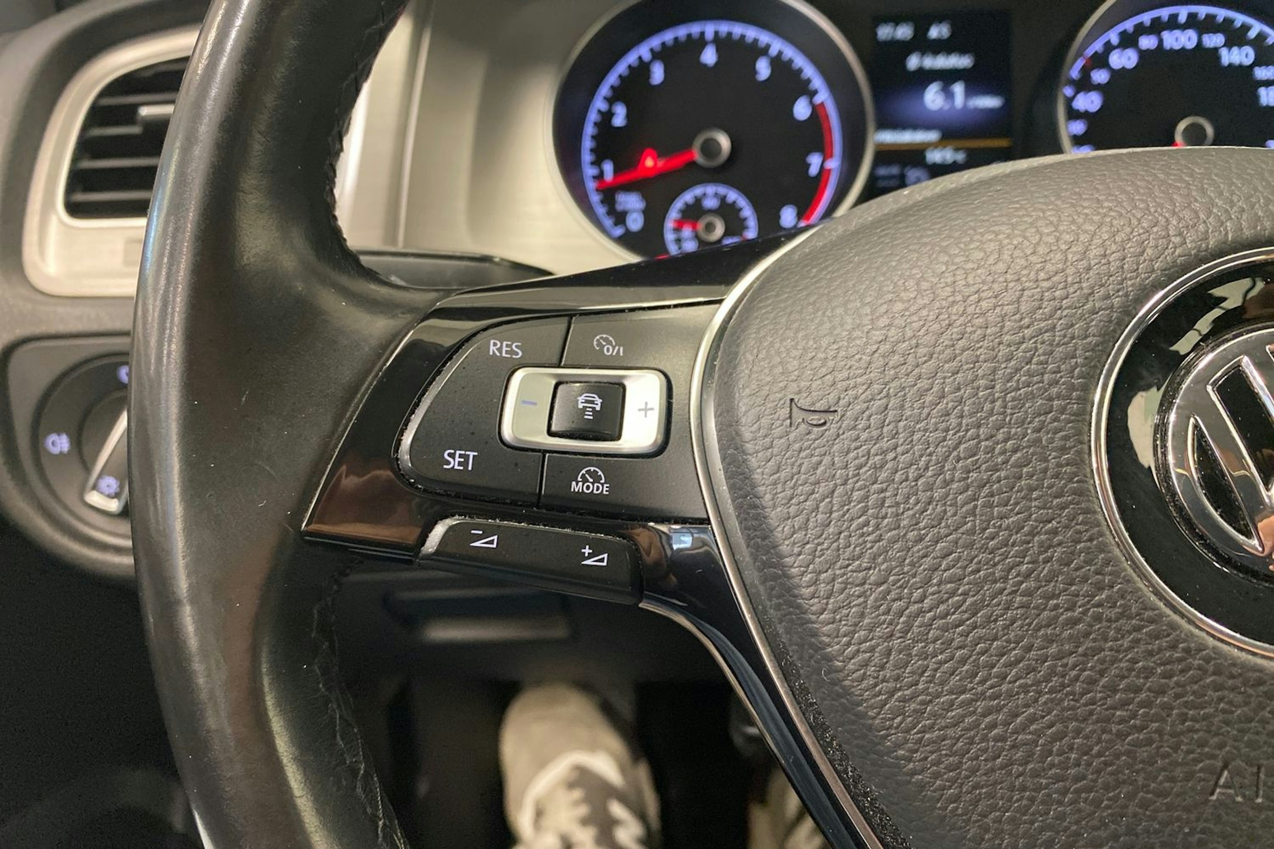valkoinen Volkswagen Golf 2016 kuva 16.
