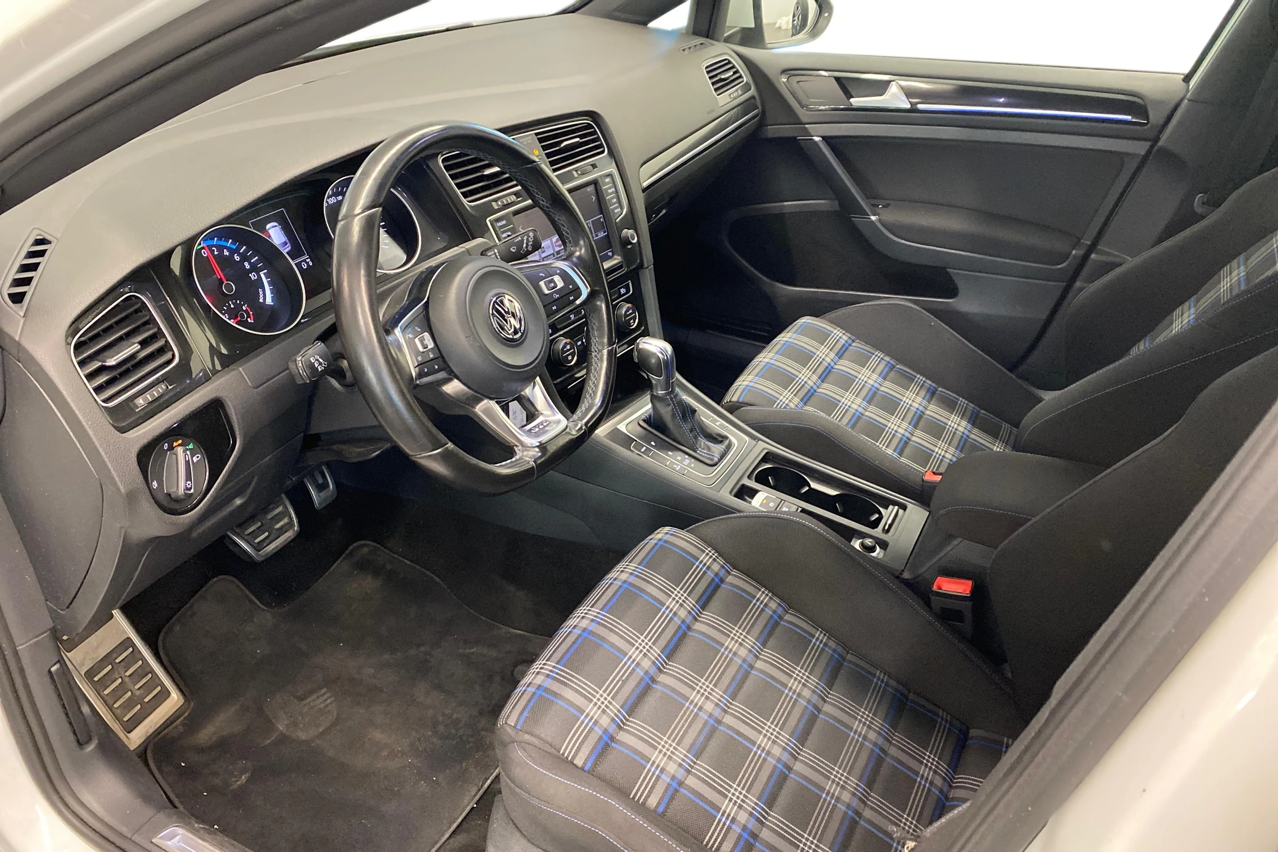 valkoinen Volkswagen Golf 2016 kuva 6.