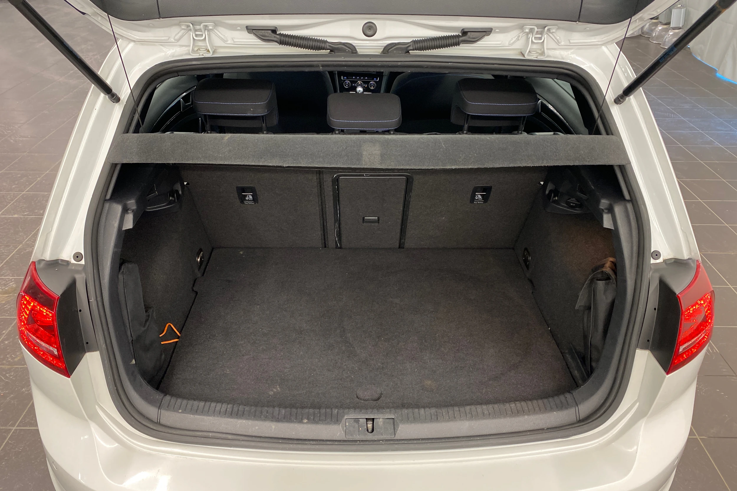 valkoinen Volkswagen Golf 2016 kuva 11.