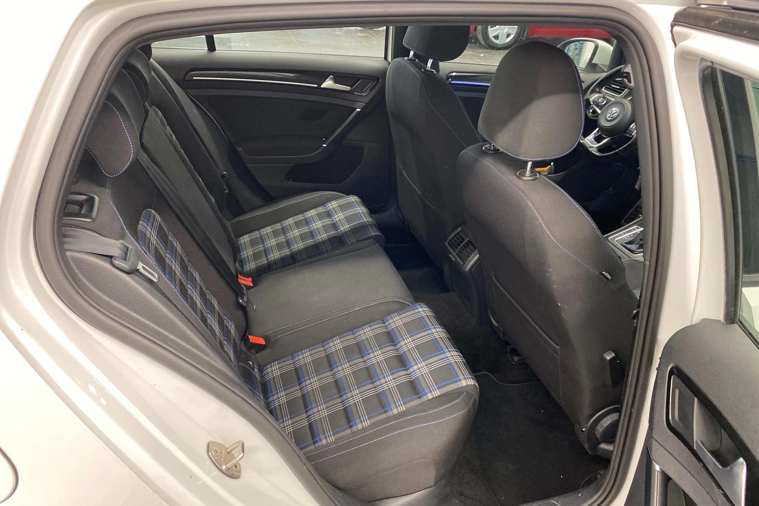 valkoinen Volkswagen Golf 2016 kuva 12.