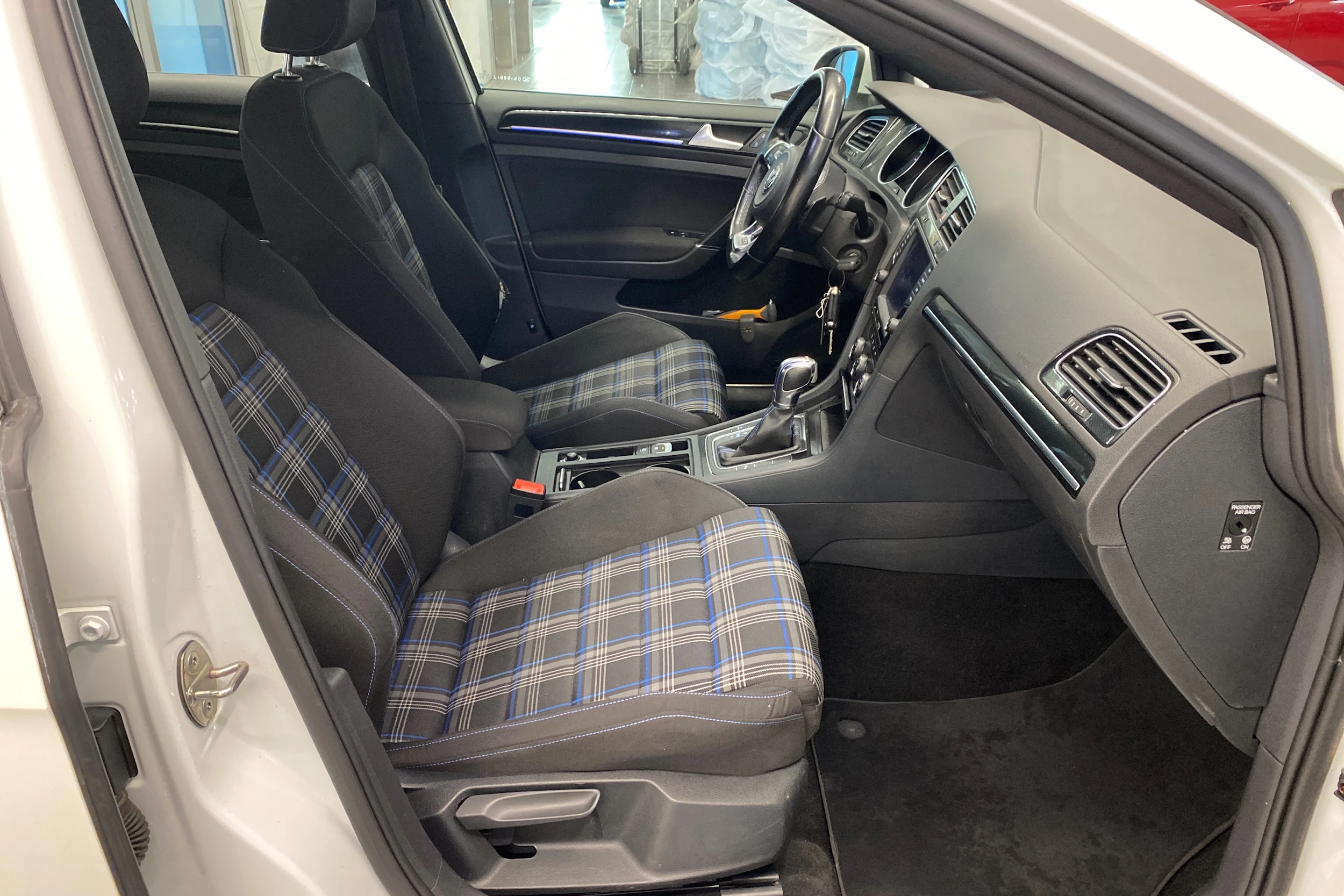 valkoinen Volkswagen Golf 2016 kuva 13.