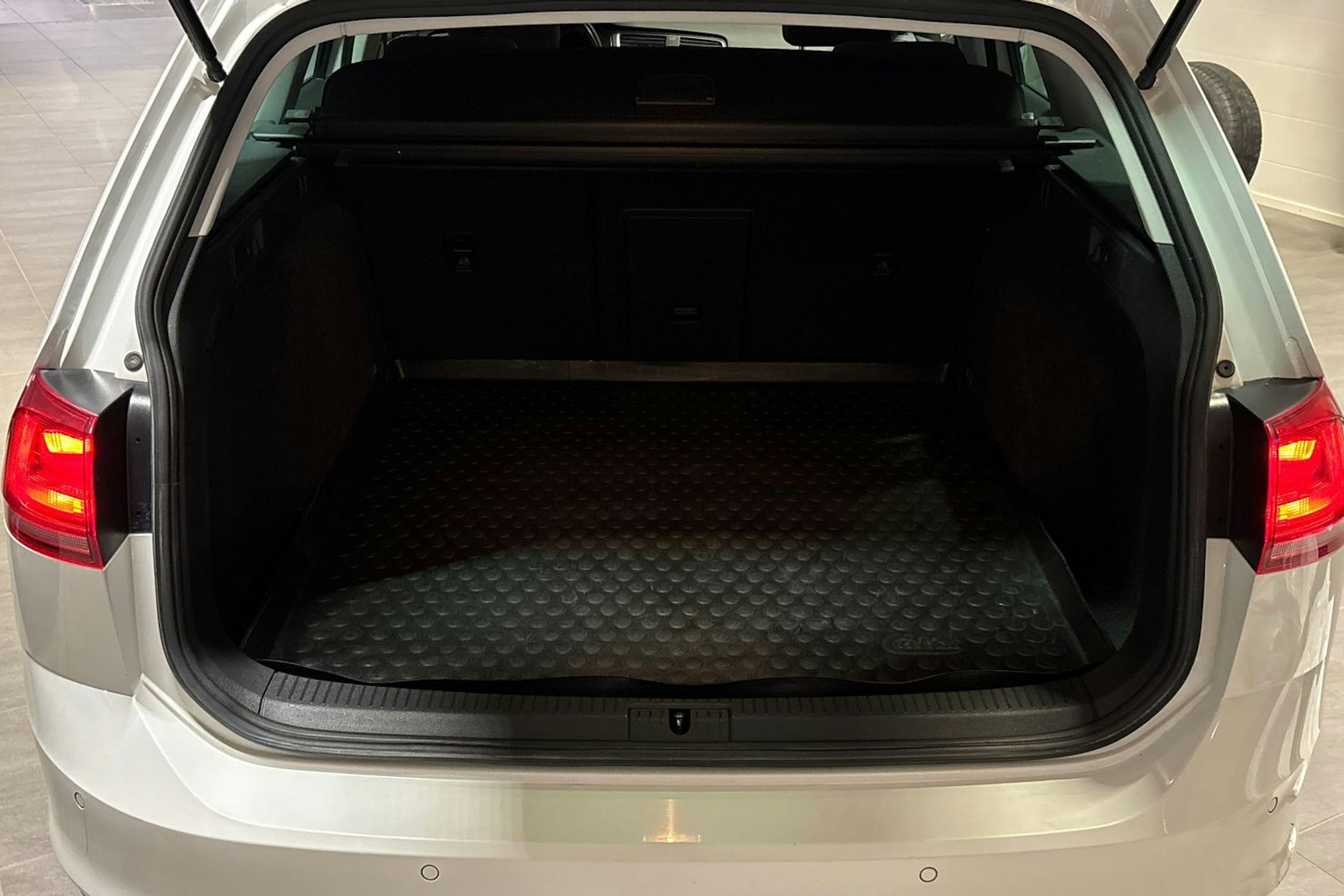 Valkoinen Volkswagen GOLF 2016 kuva 17.