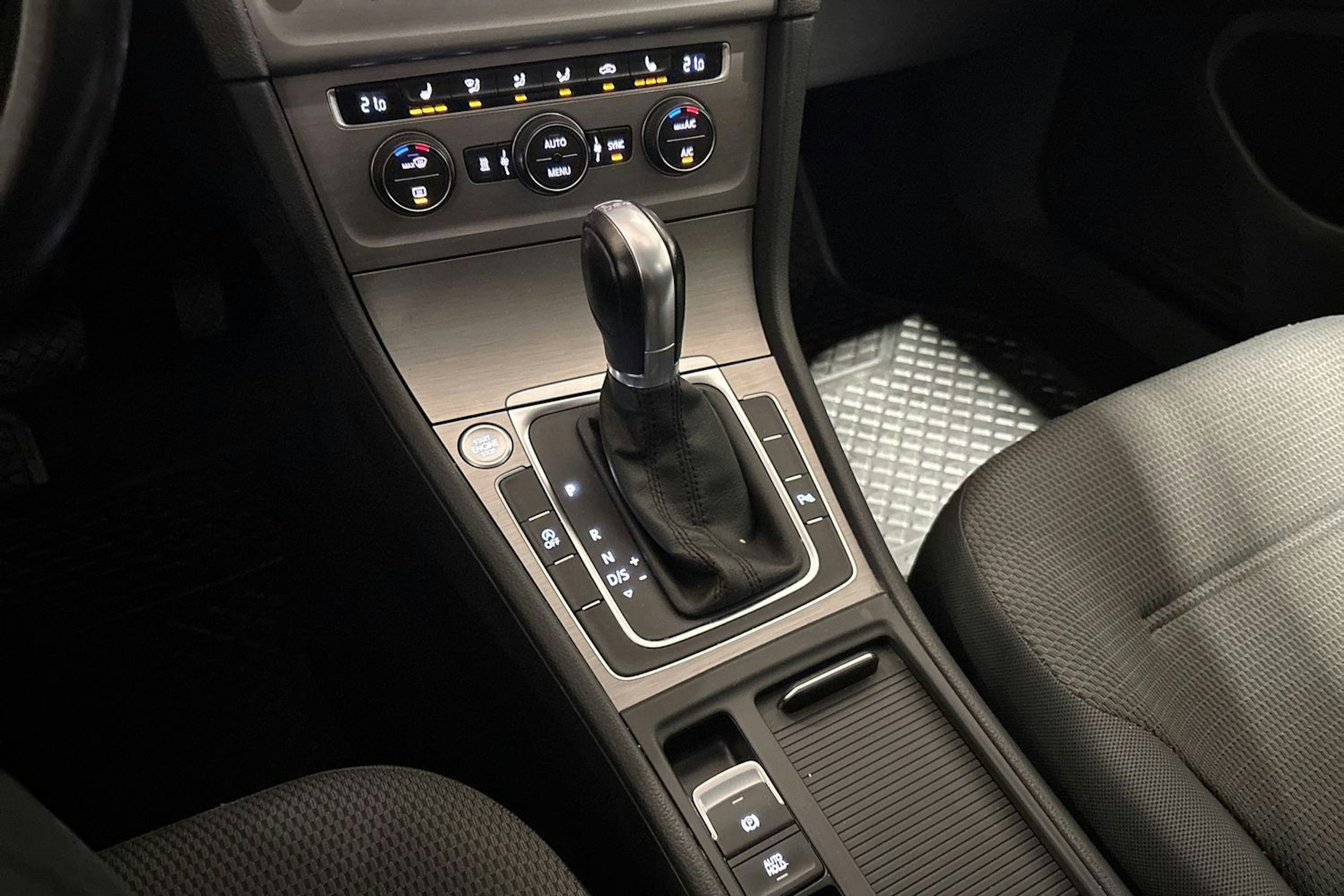 Valkoinen Volkswagen GOLF 2016 kuva 23.