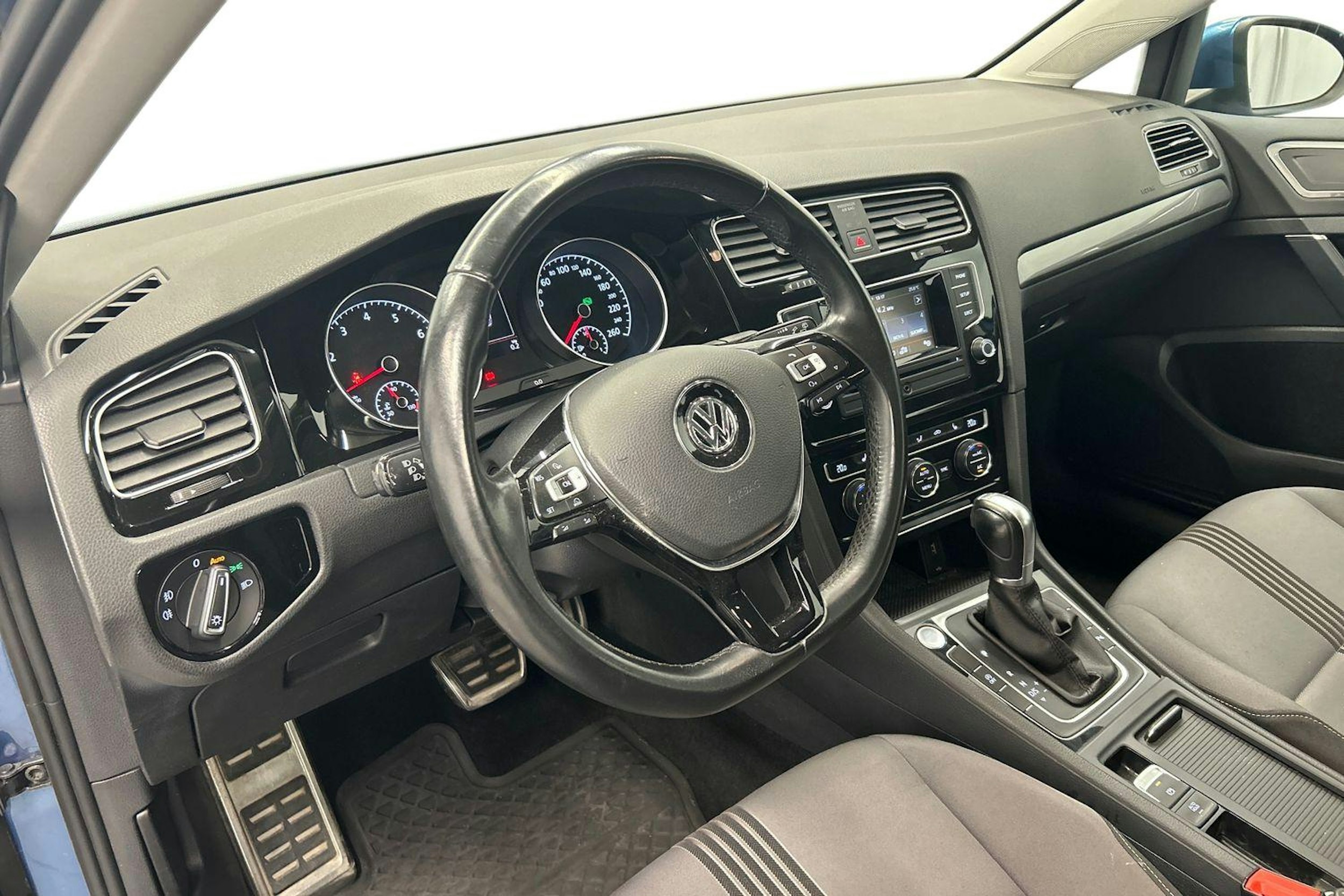 sininen Volkswagen Golf 2016 kuva 7.