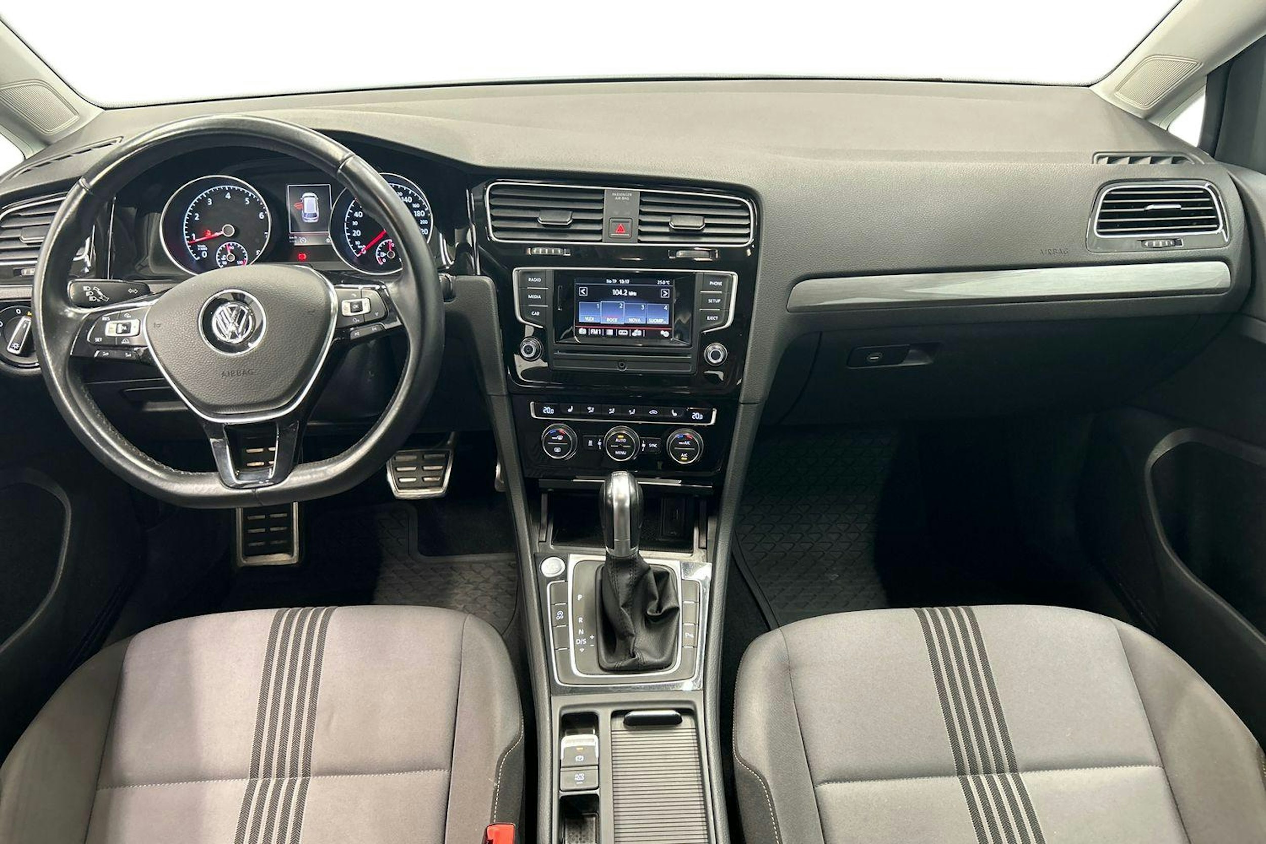 sininen Volkswagen Golf 2016 kuva 9.