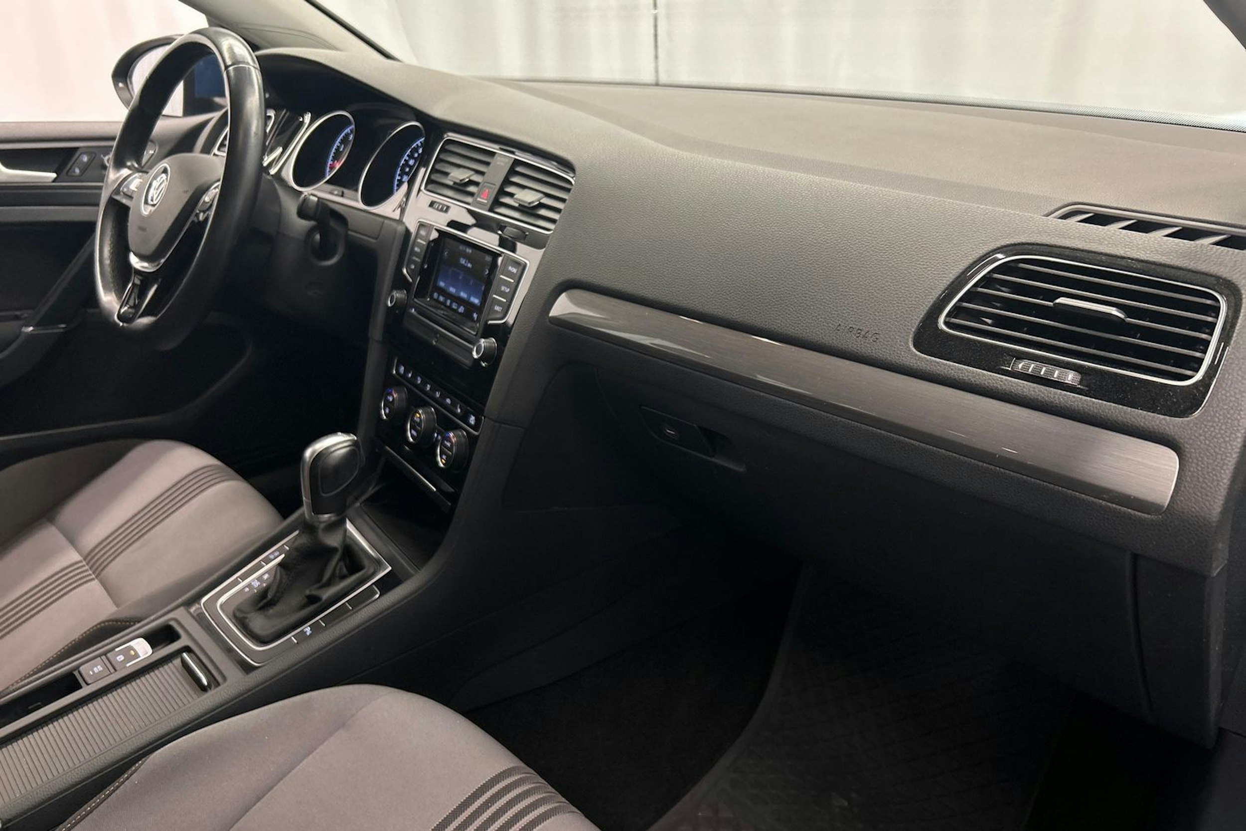 sininen Volkswagen Golf 2016 kuva 15.
