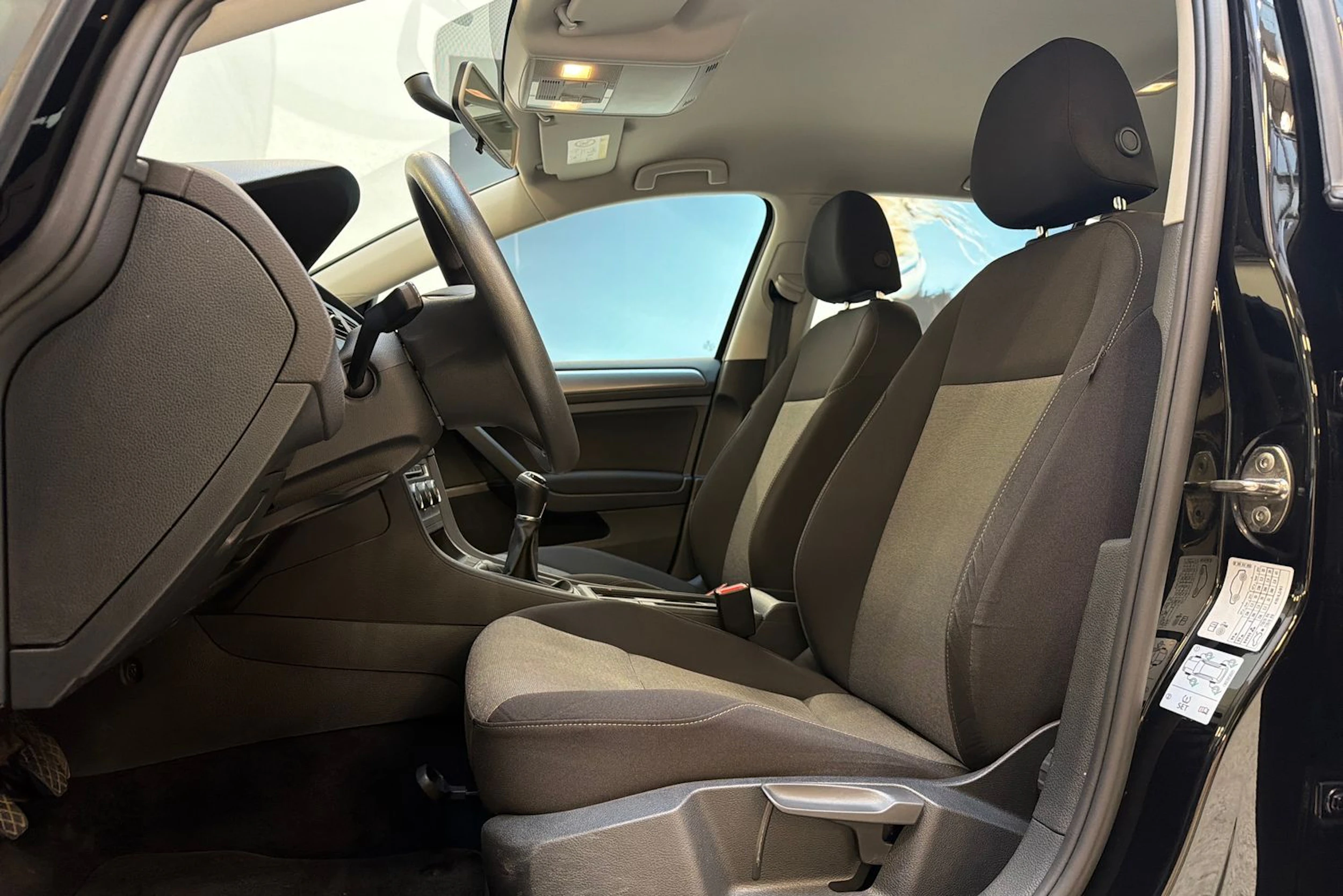 musta Volkswagen Golf 2016 kuva 15.