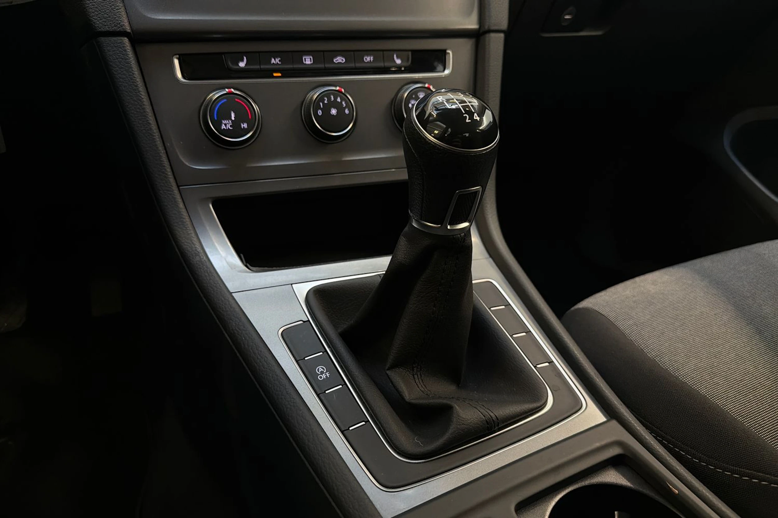 musta Volkswagen Golf 2016 kuva 20.