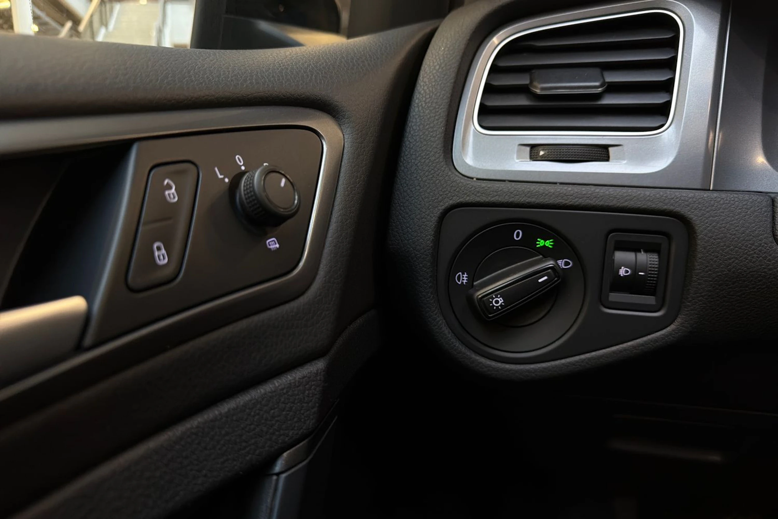 musta Volkswagen Golf 2016 kuva 22.