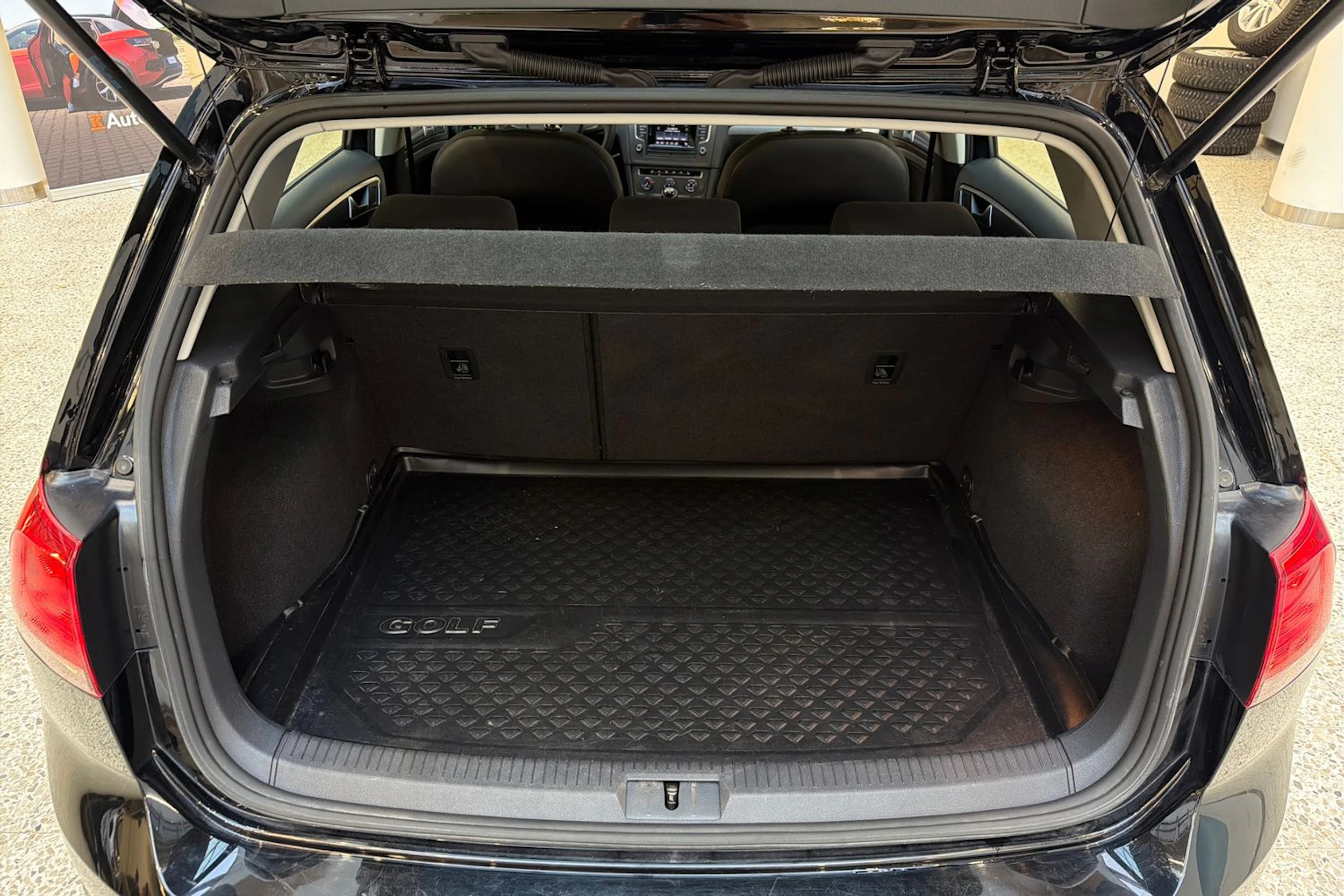musta Volkswagen Golf 2016 kuva 24.