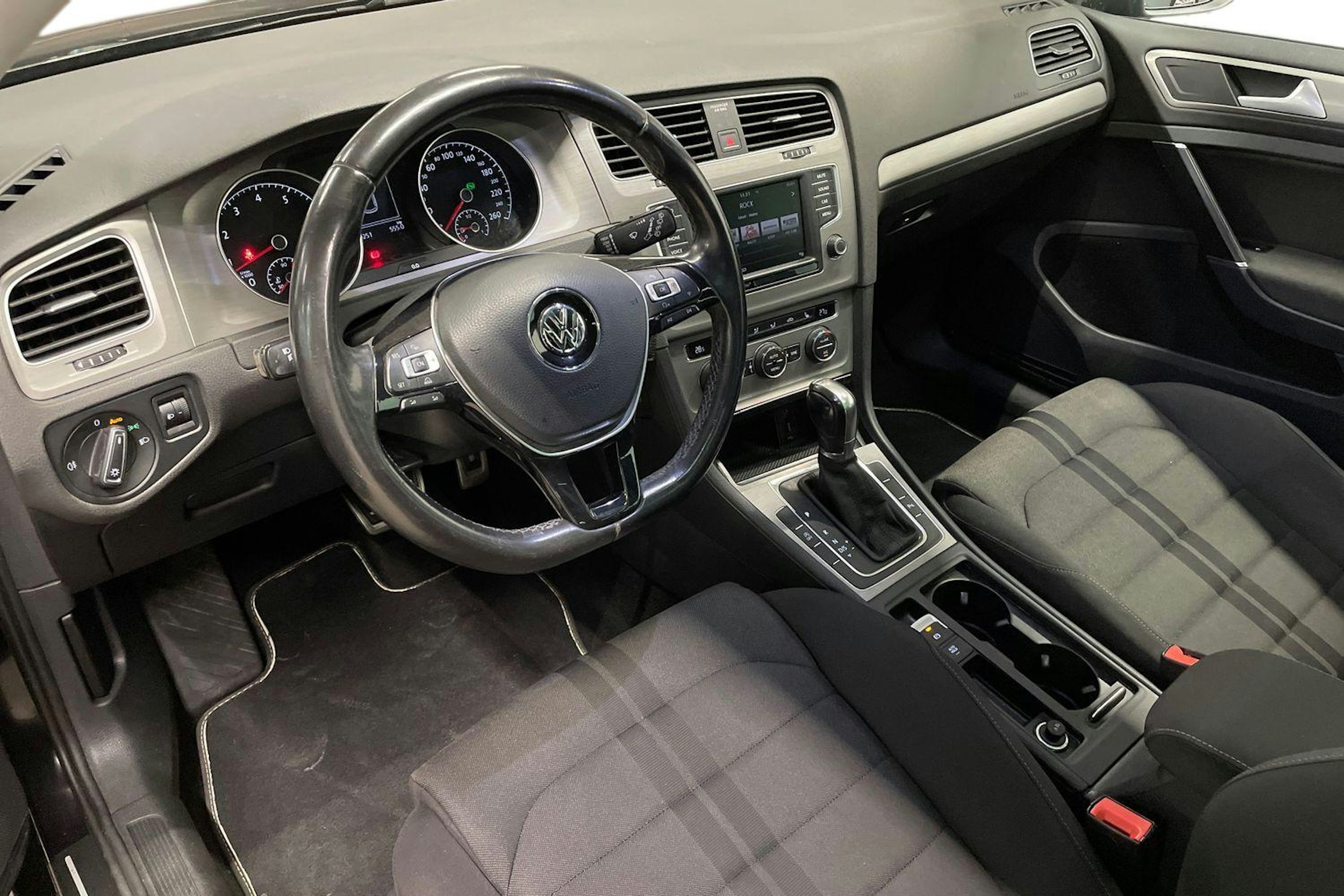musta Volkswagen Golf 2016 kuva 7.