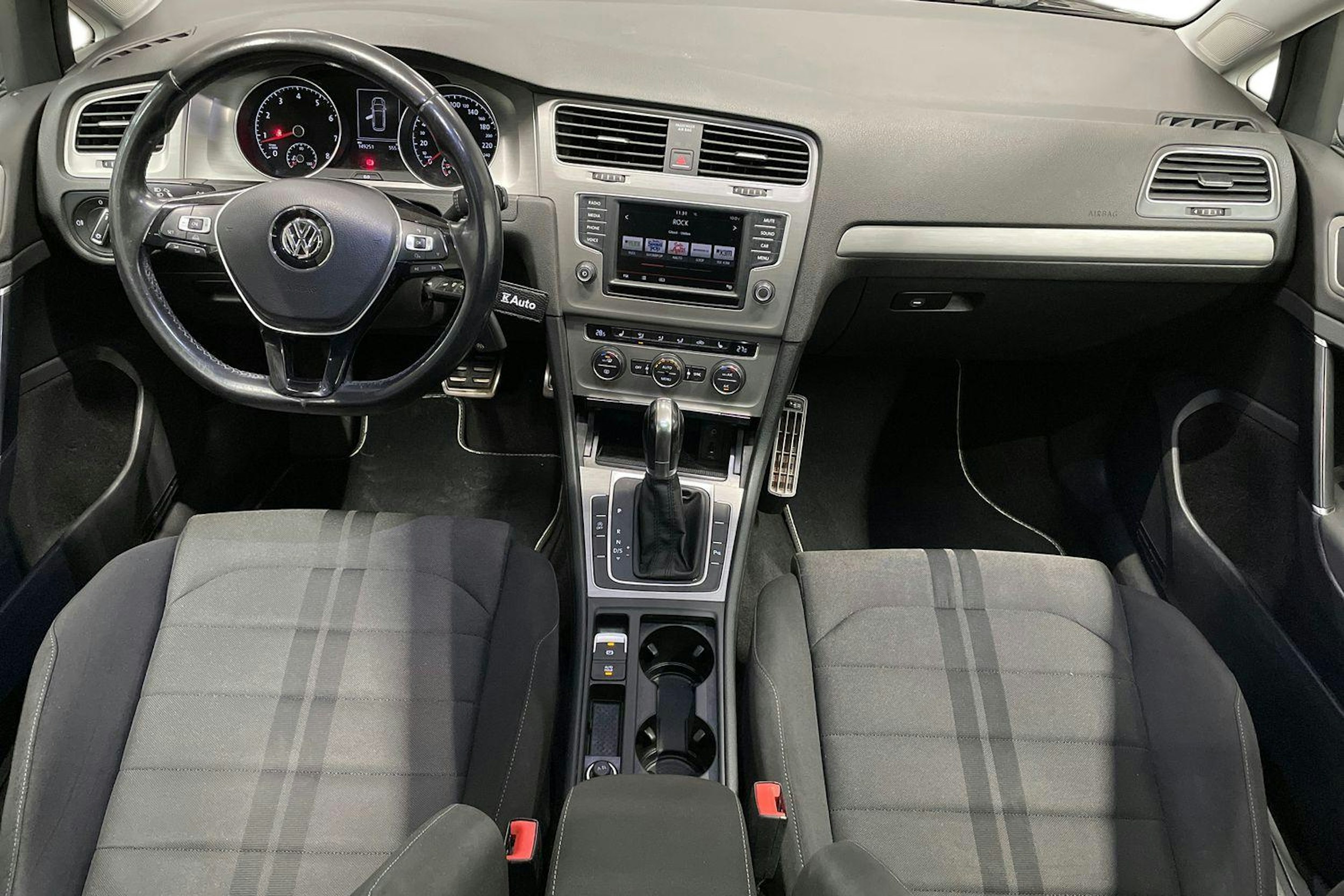 musta Volkswagen Golf 2016 kuva 9.