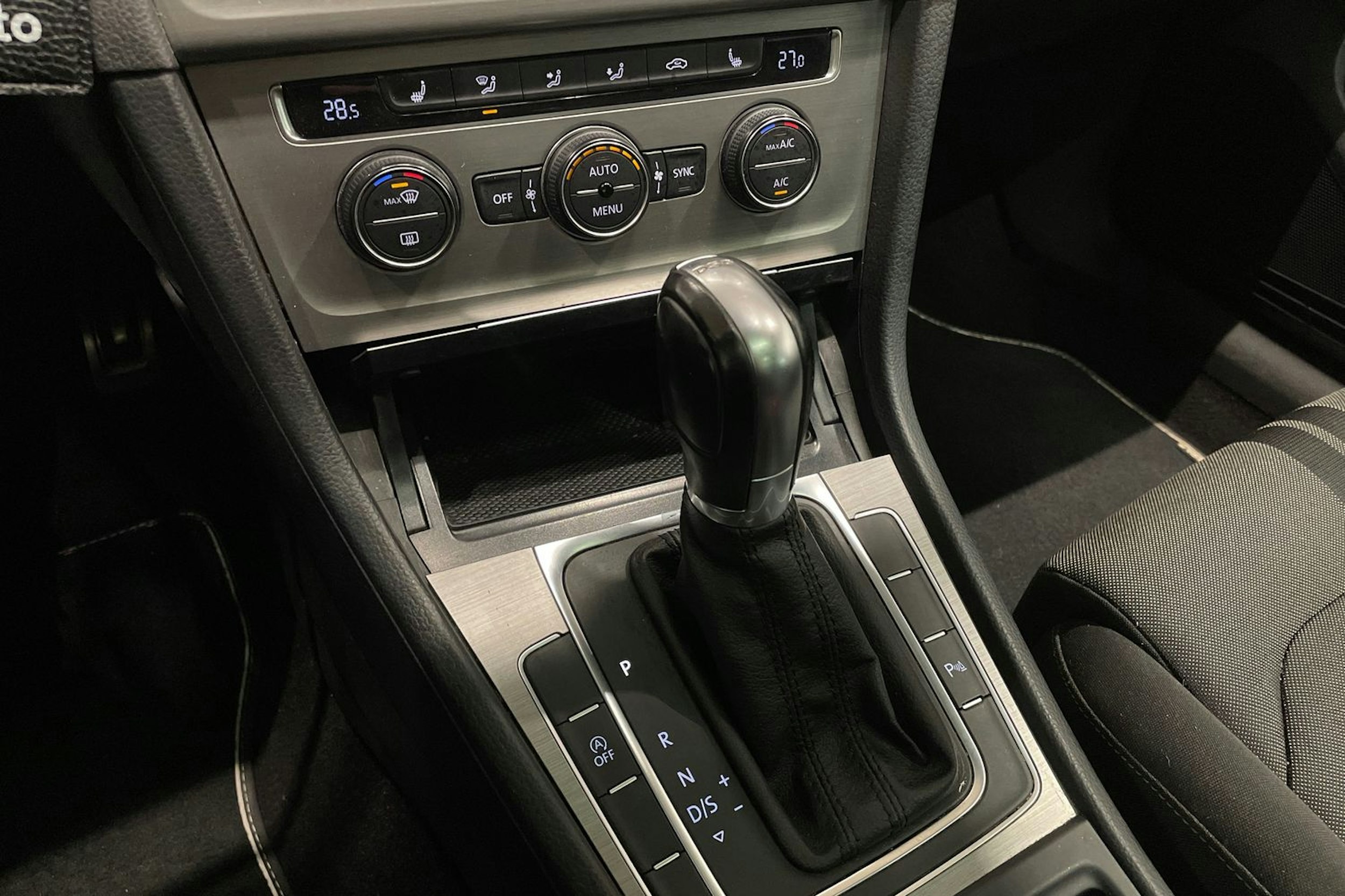 musta Volkswagen Golf 2016 kuva 20.