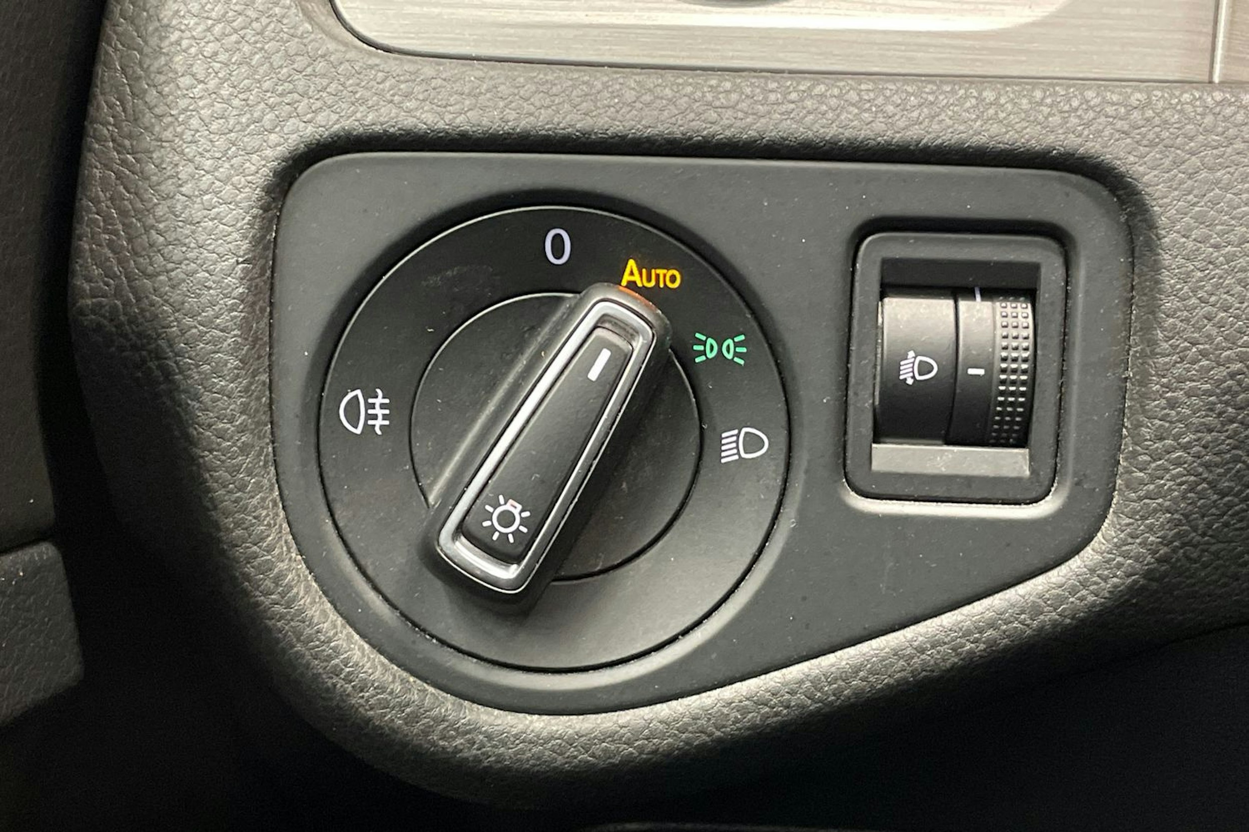 musta Volkswagen Golf 2016 kuva 21.