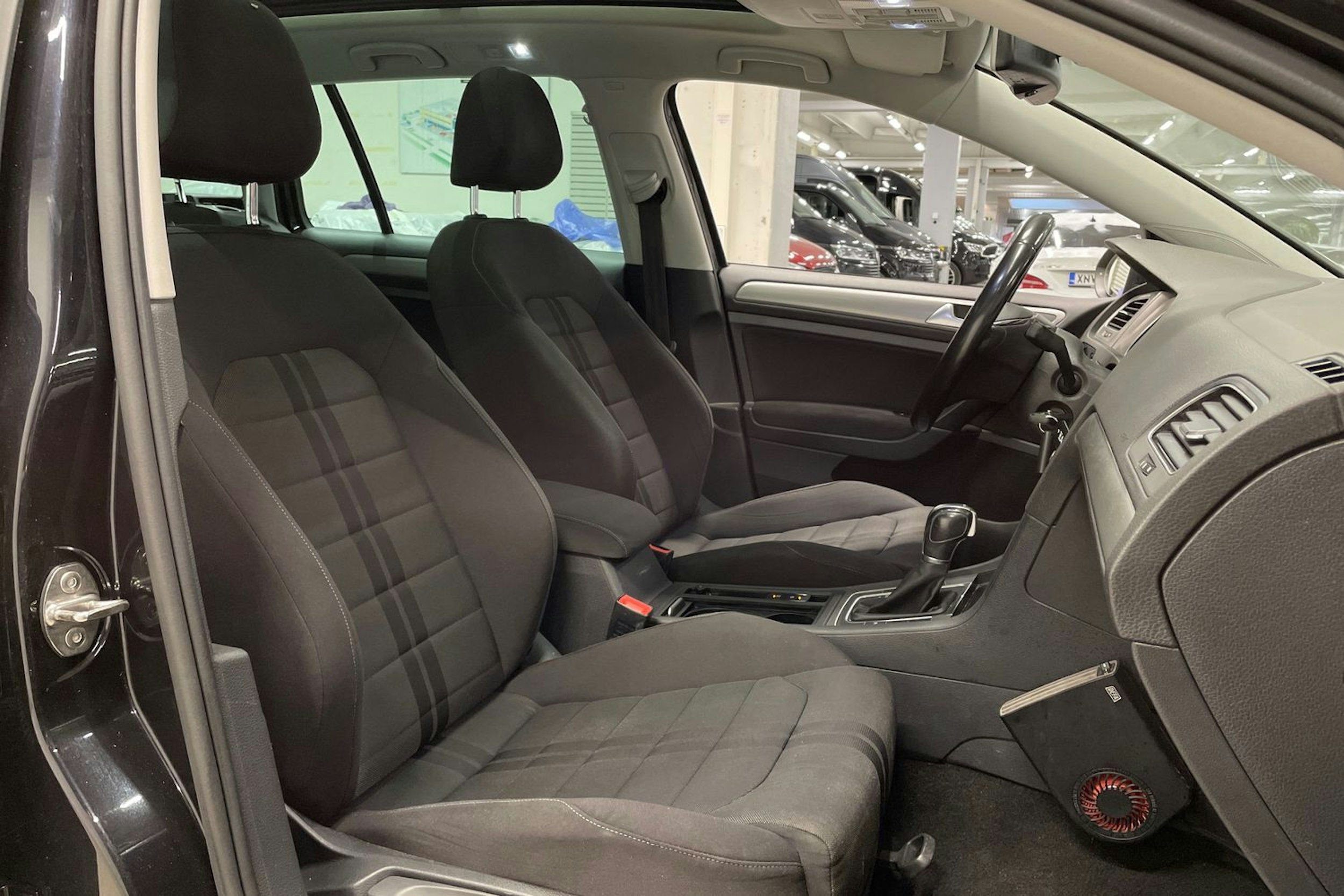 musta Volkswagen Golf 2016 kuva 27.