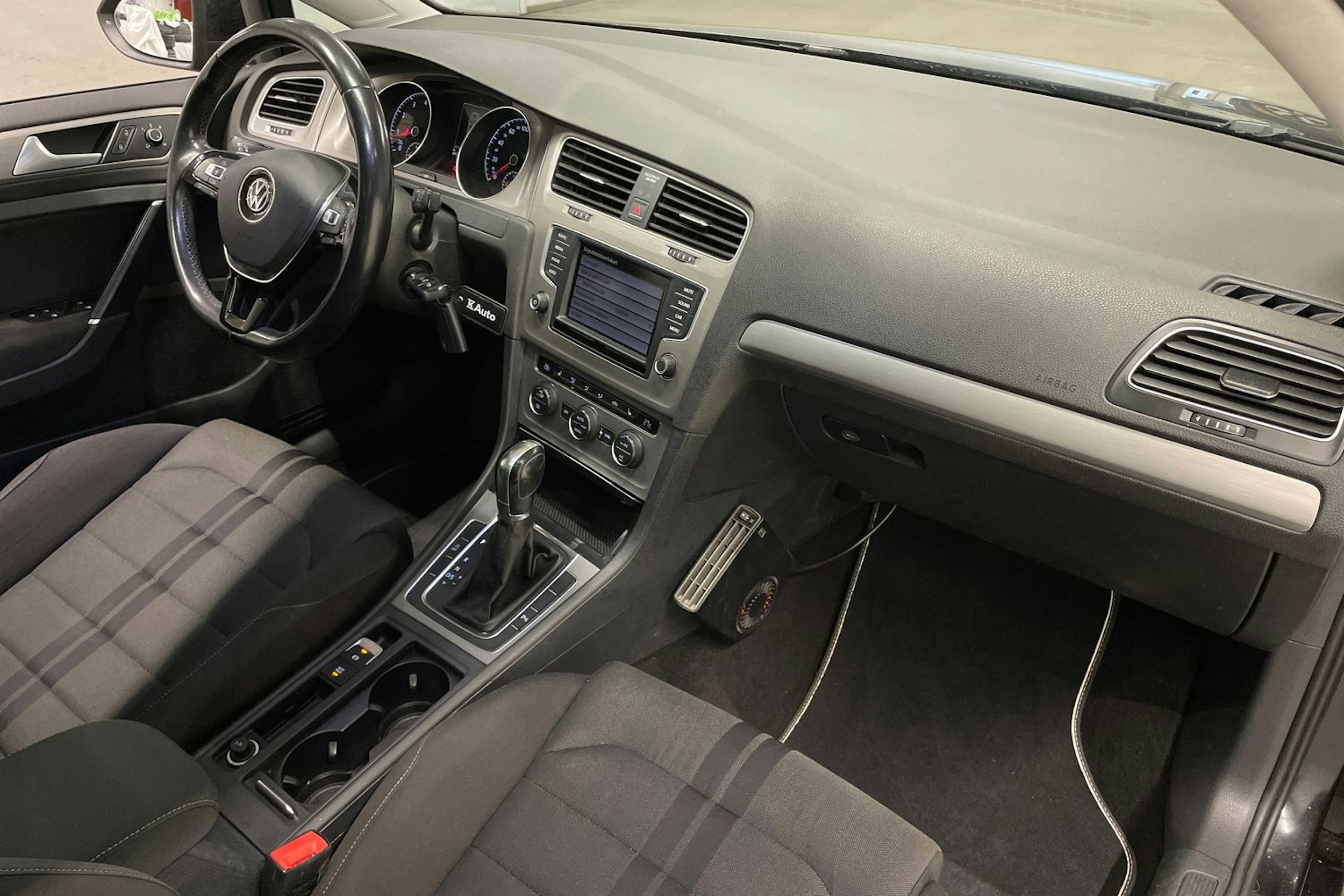 musta Volkswagen Golf 2016 kuva 28.