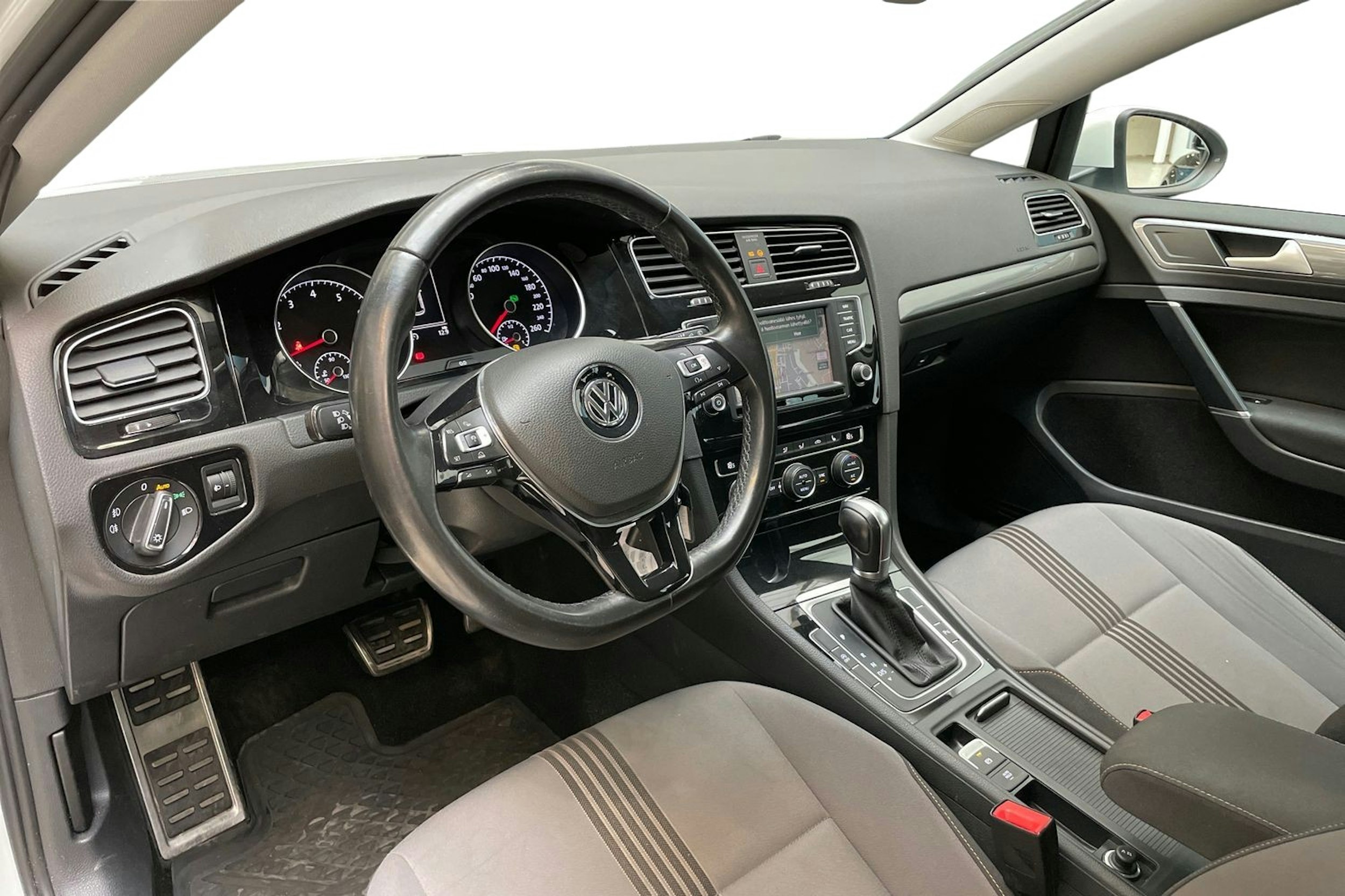 valkoinen Volkswagen Golf 2016 kuva 7.