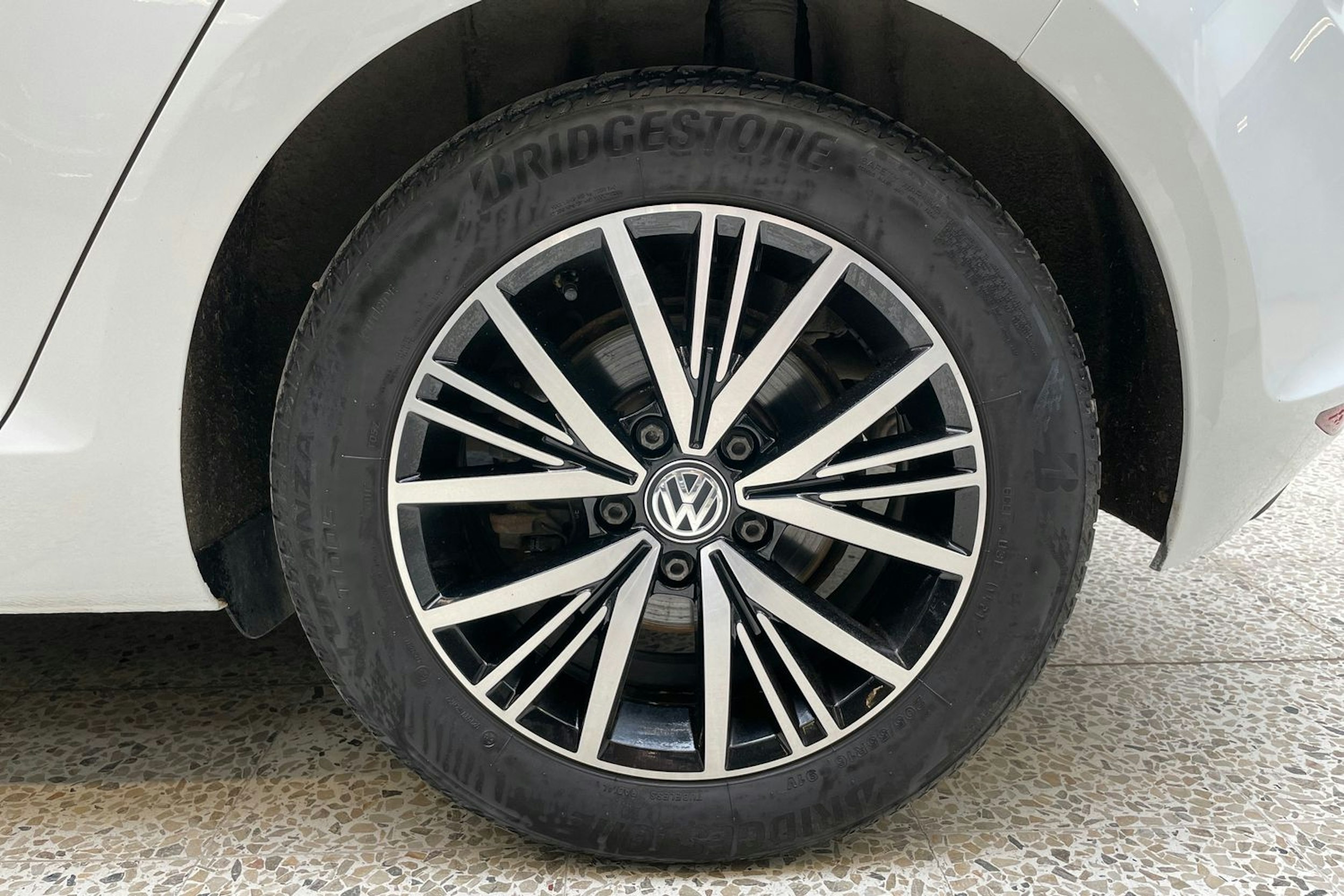 valkoinen Volkswagen Golf 2016 kuva 13.