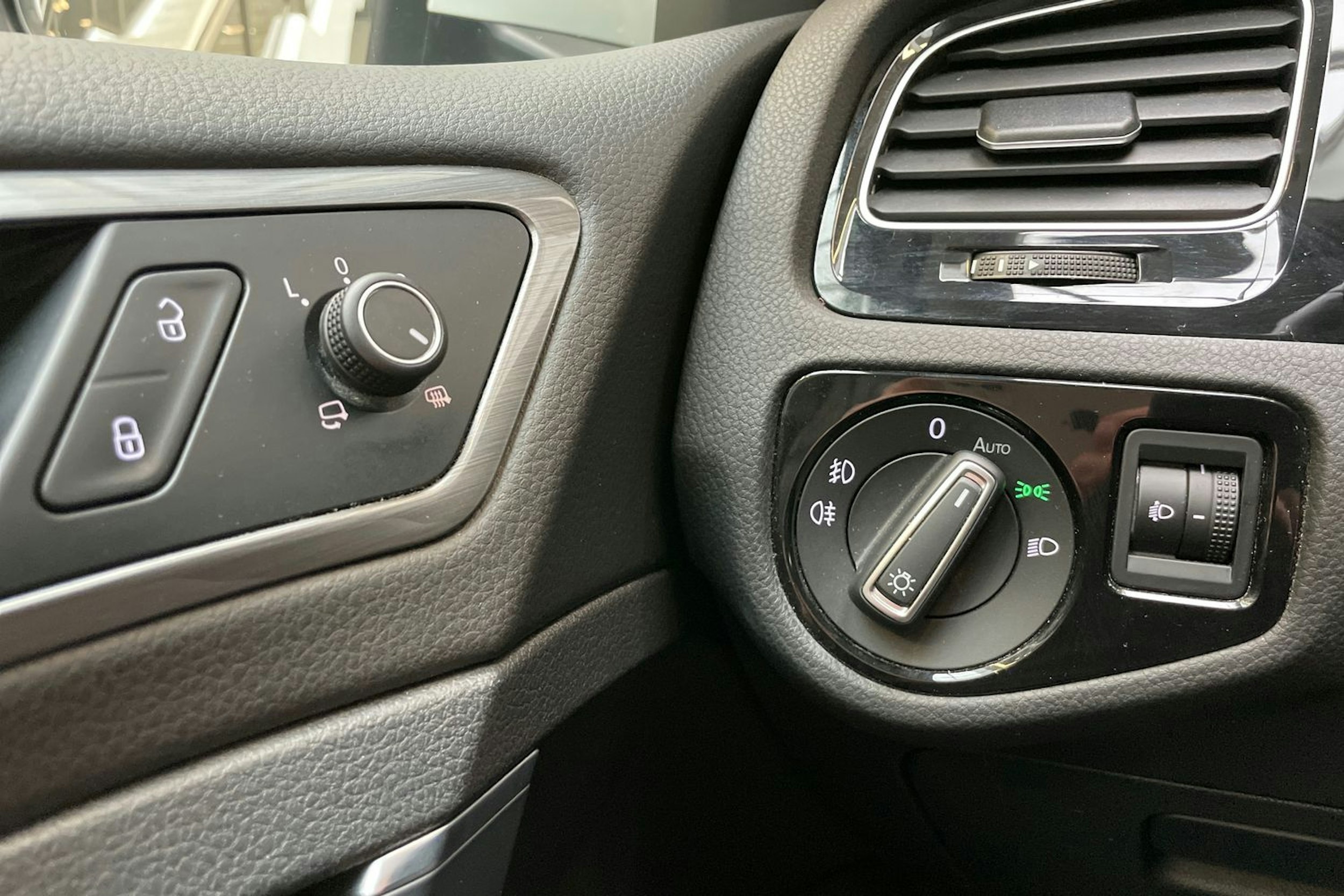 valkoinen Volkswagen Golf 2016 kuva 17.
