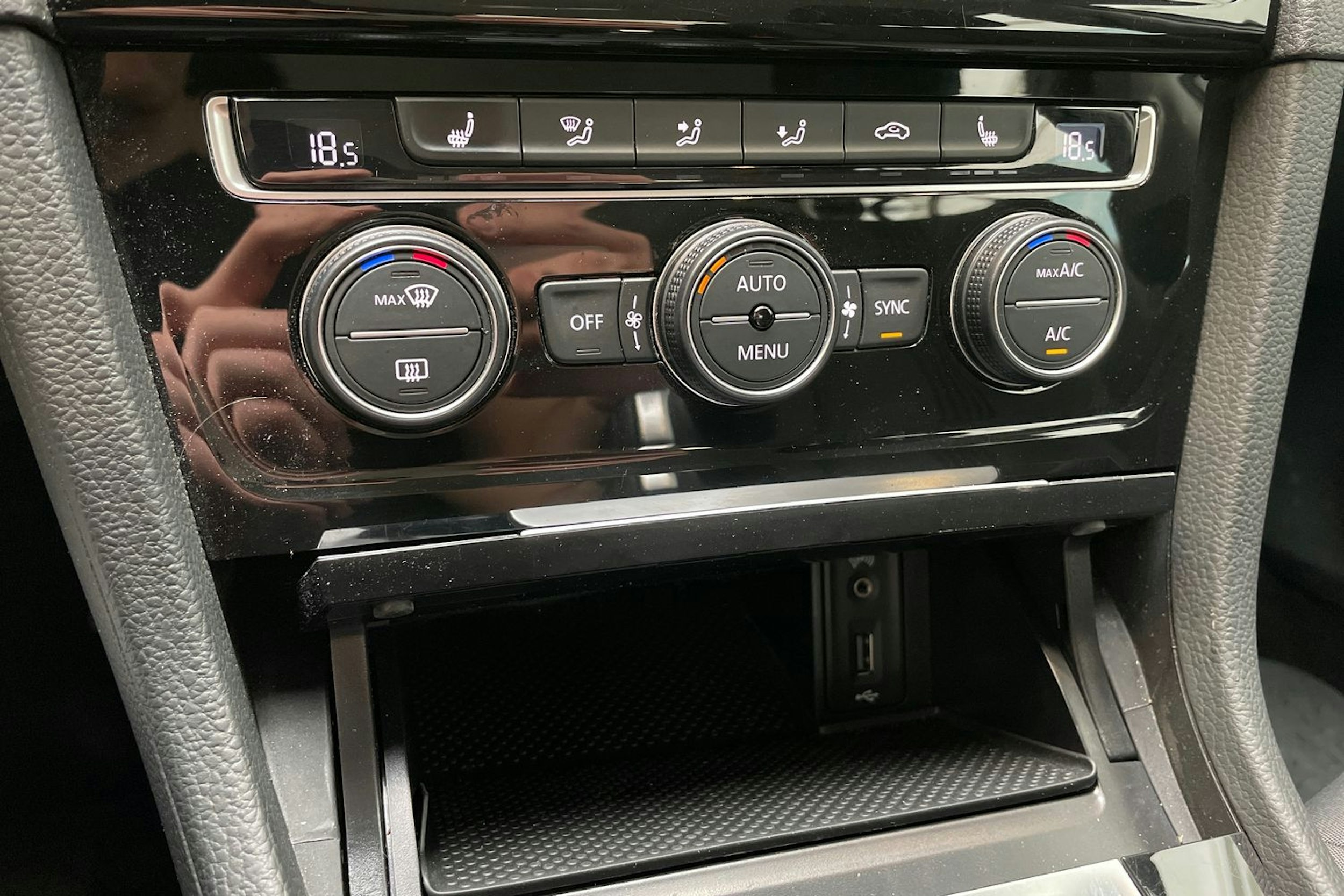 valkoinen Volkswagen Golf 2016 kuva 22.