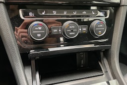 valkoinen Volkswagen Golf 2016 kuva 22.