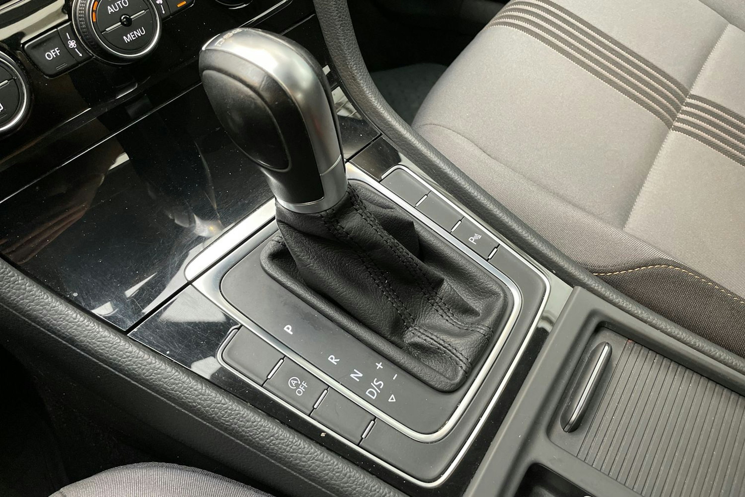 valkoinen Volkswagen Golf 2016 kuva 23.