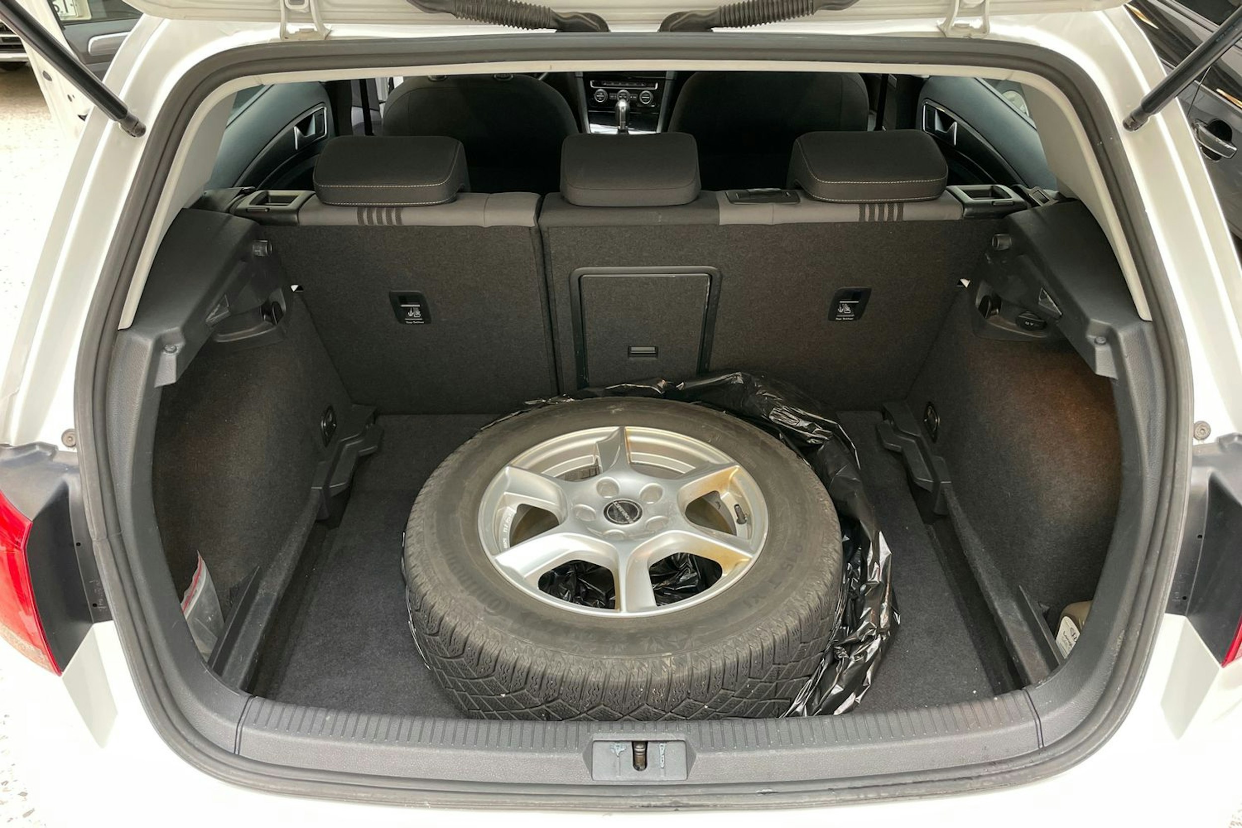 valkoinen Volkswagen Golf 2016 kuva 27.