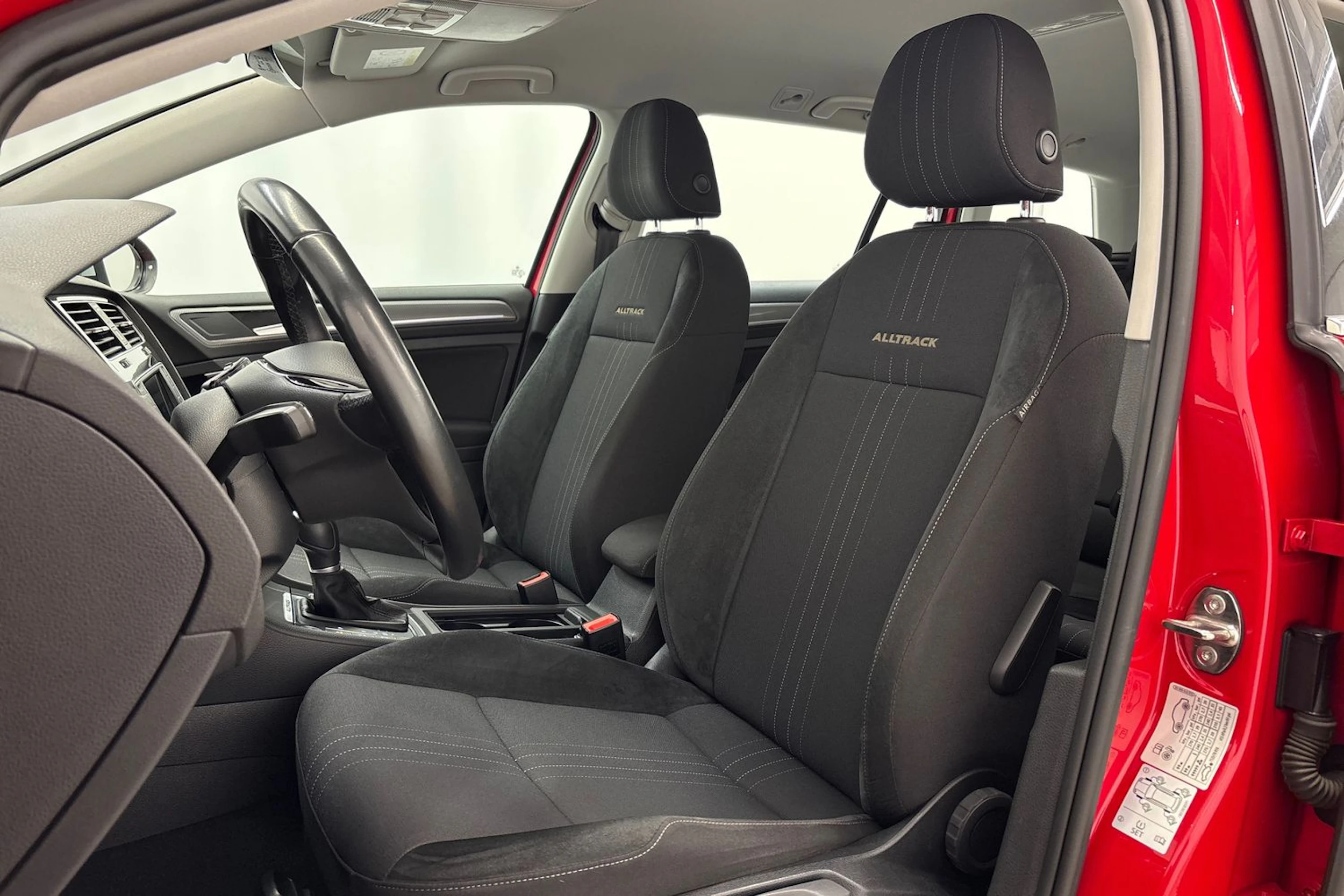 punainen Volkswagen Golf 2017 kuva 18.