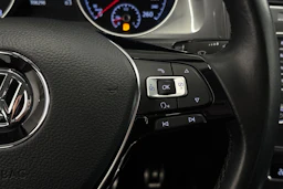 punainen Volkswagen Golf 2017 kuva 21.