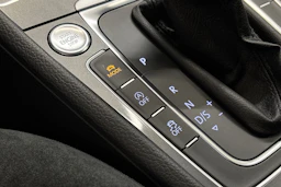 punainen Volkswagen Golf 2017 kuva 32.
