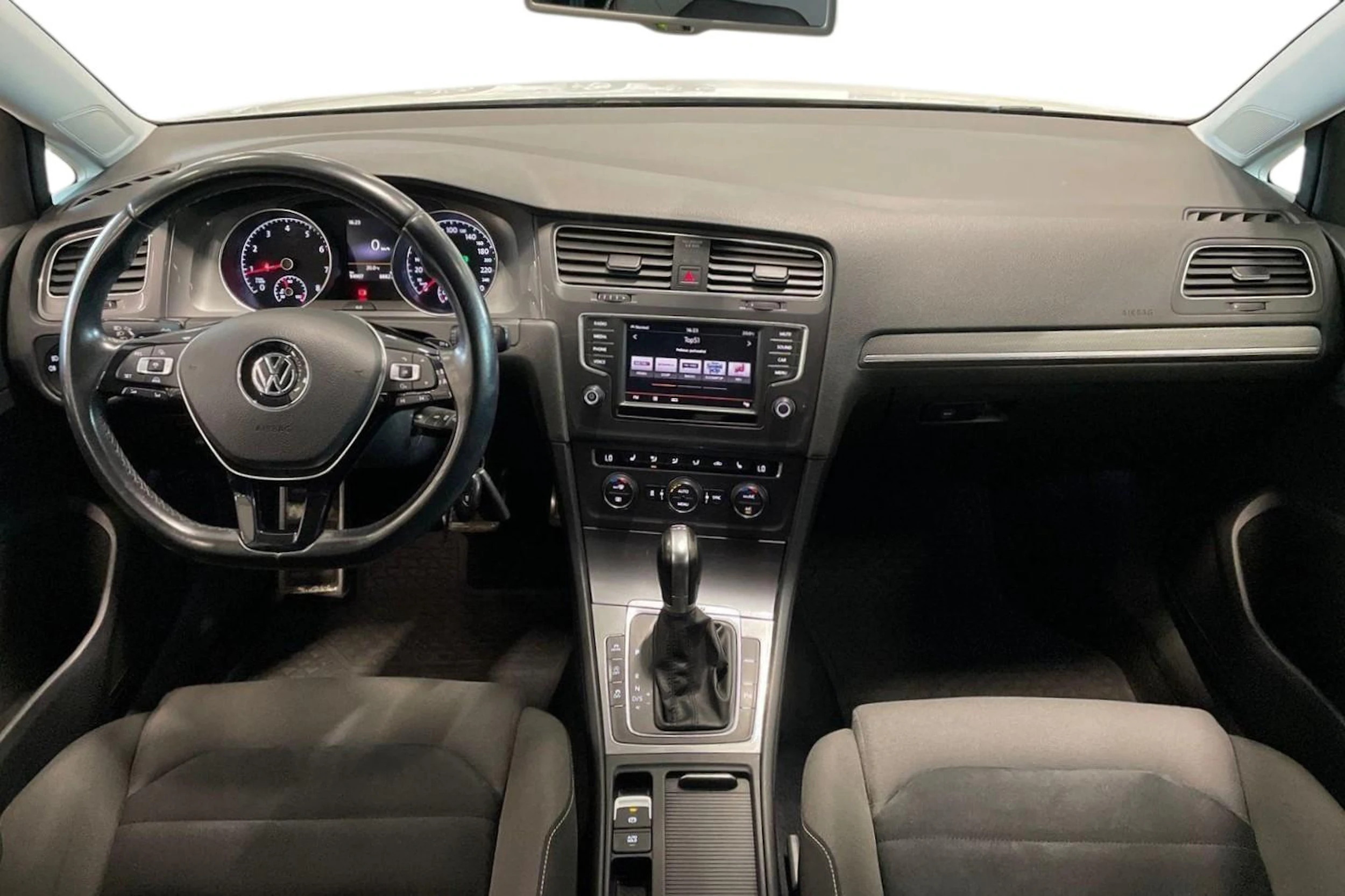 valkoinen Volkswagen Golf 2016 kuva 7.