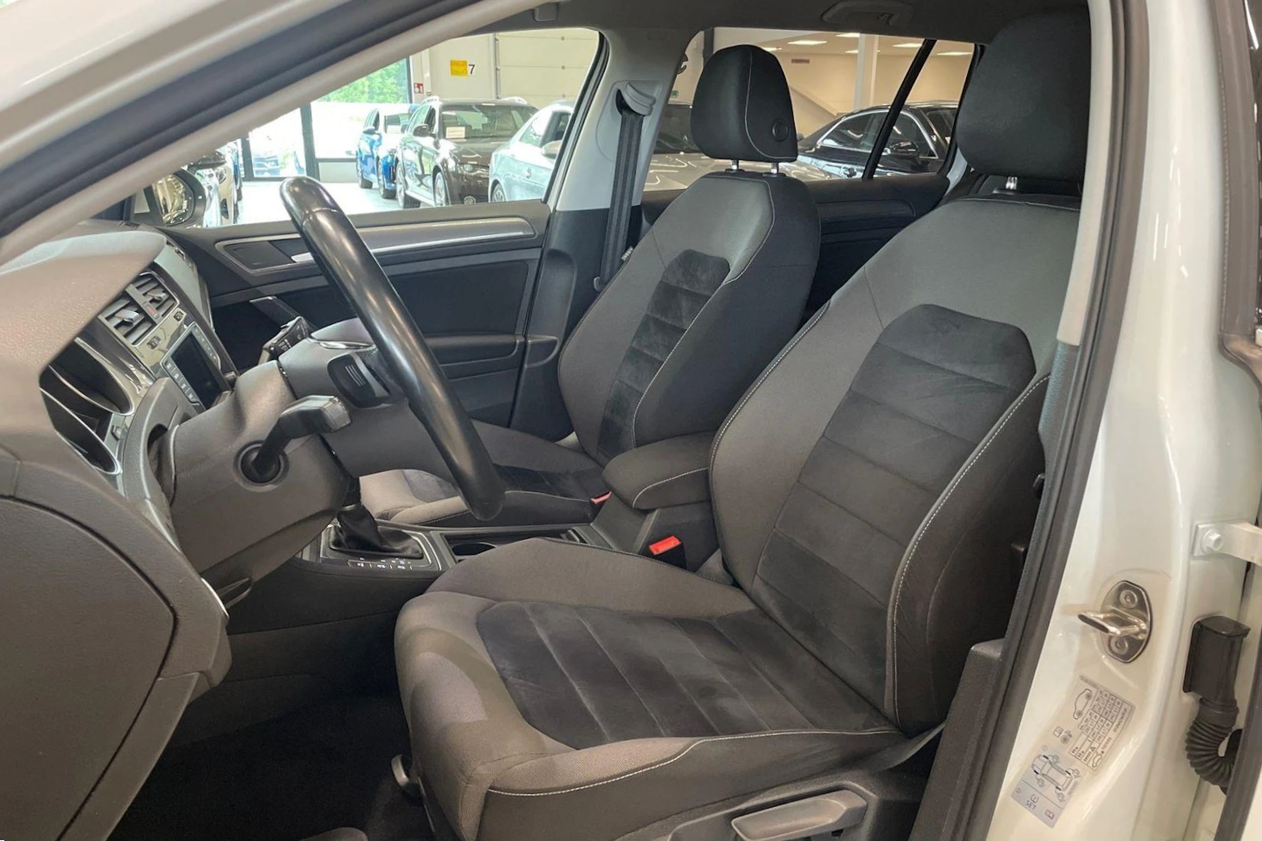 valkoinen Volkswagen Golf 2016 kuva 11.