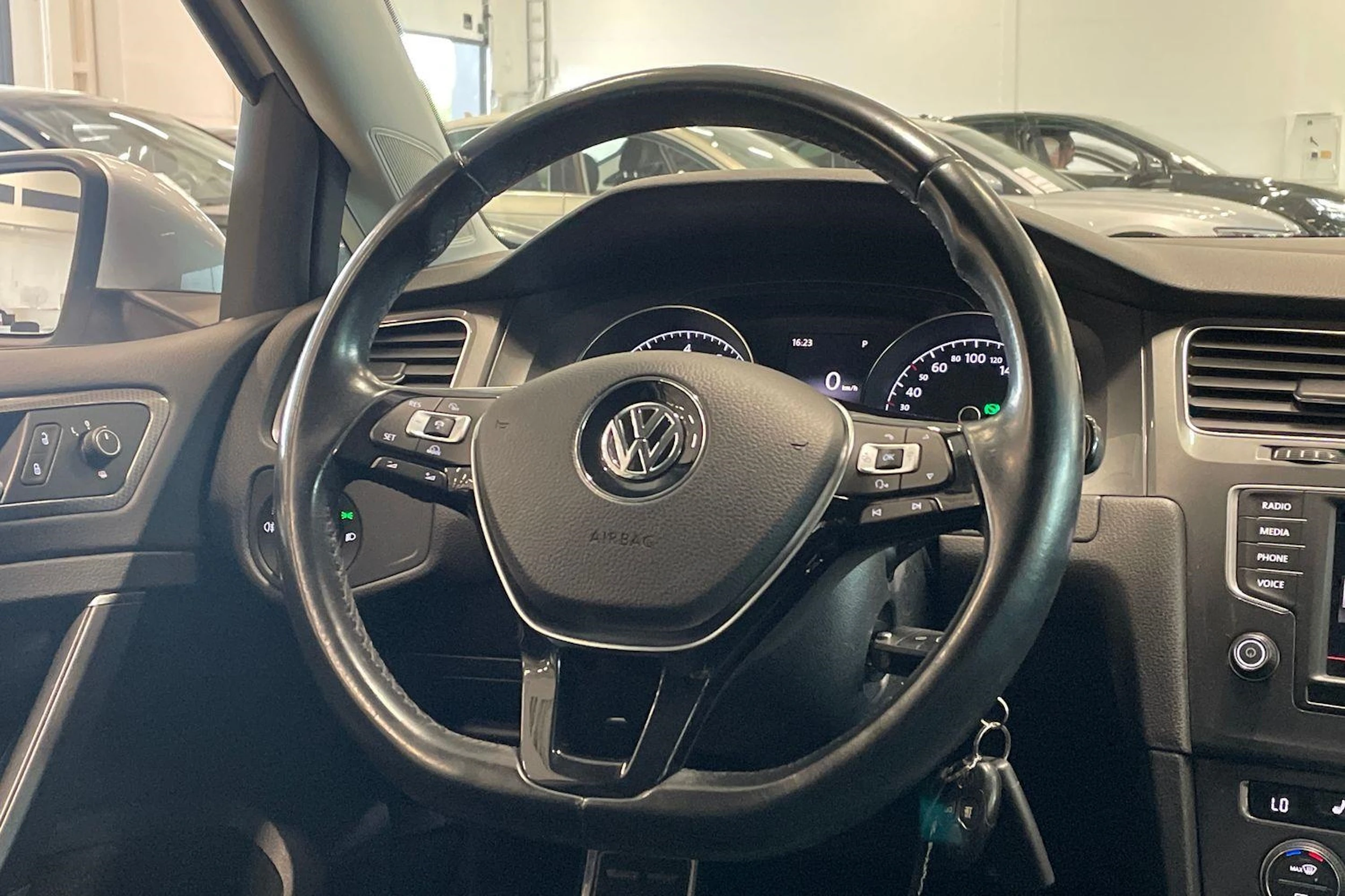 valkoinen Volkswagen Golf 2016 kuva 12.