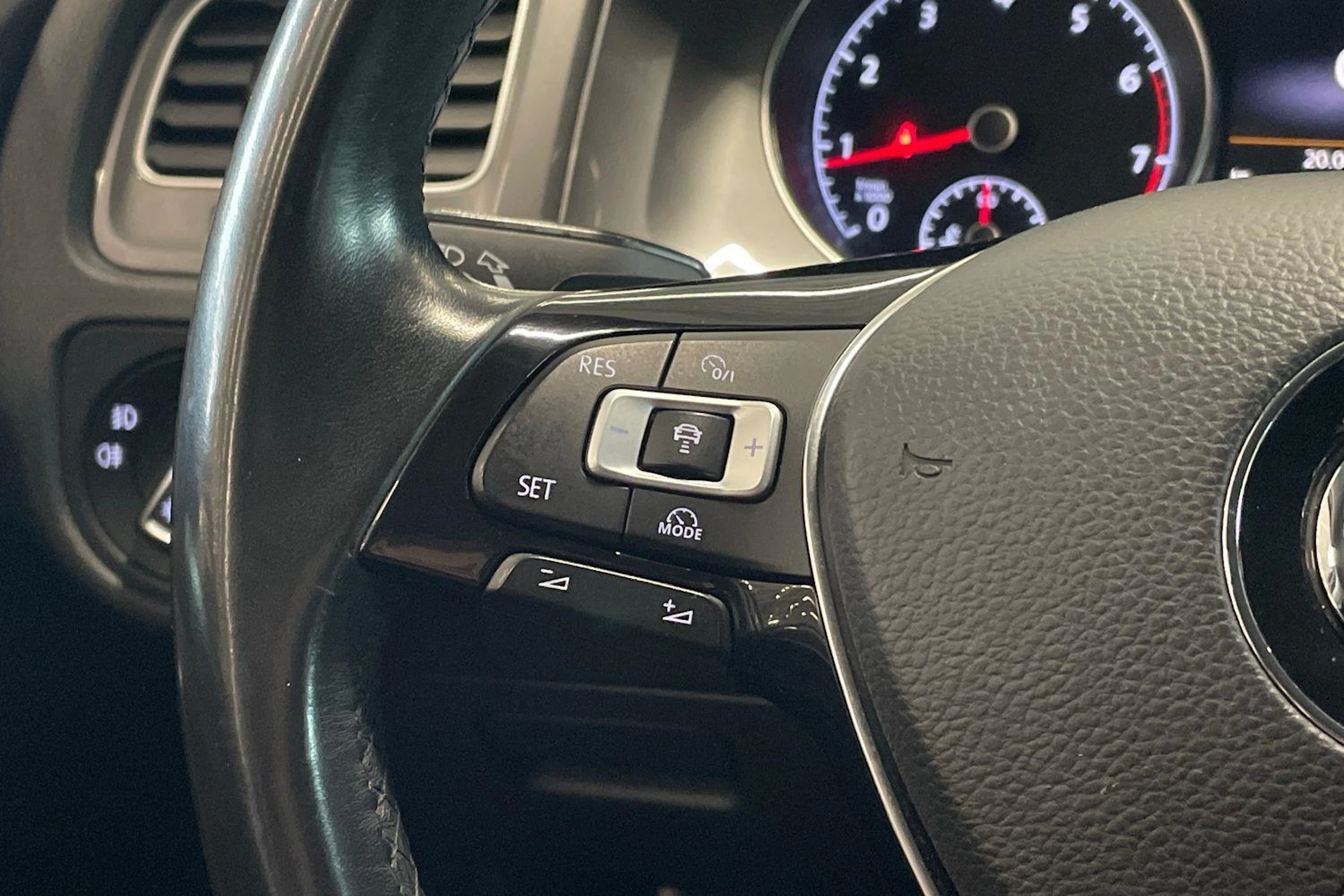valkoinen Volkswagen Golf 2016 kuva 15.
