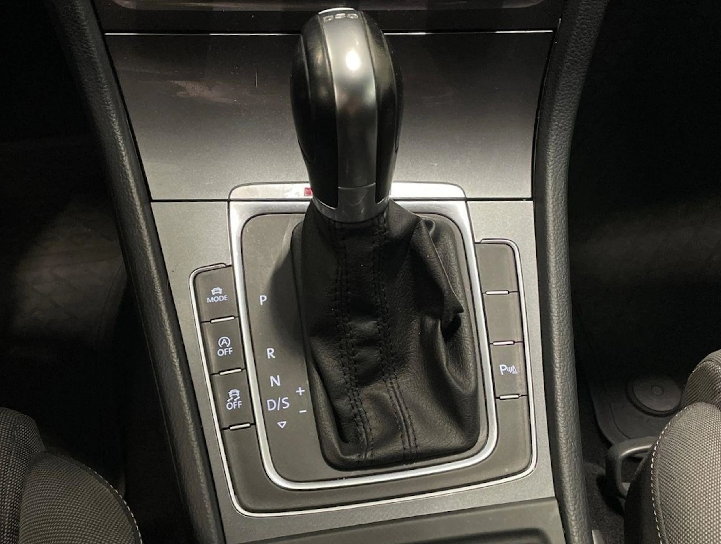 valkoinen Volkswagen Golf 2016 kuva 23.