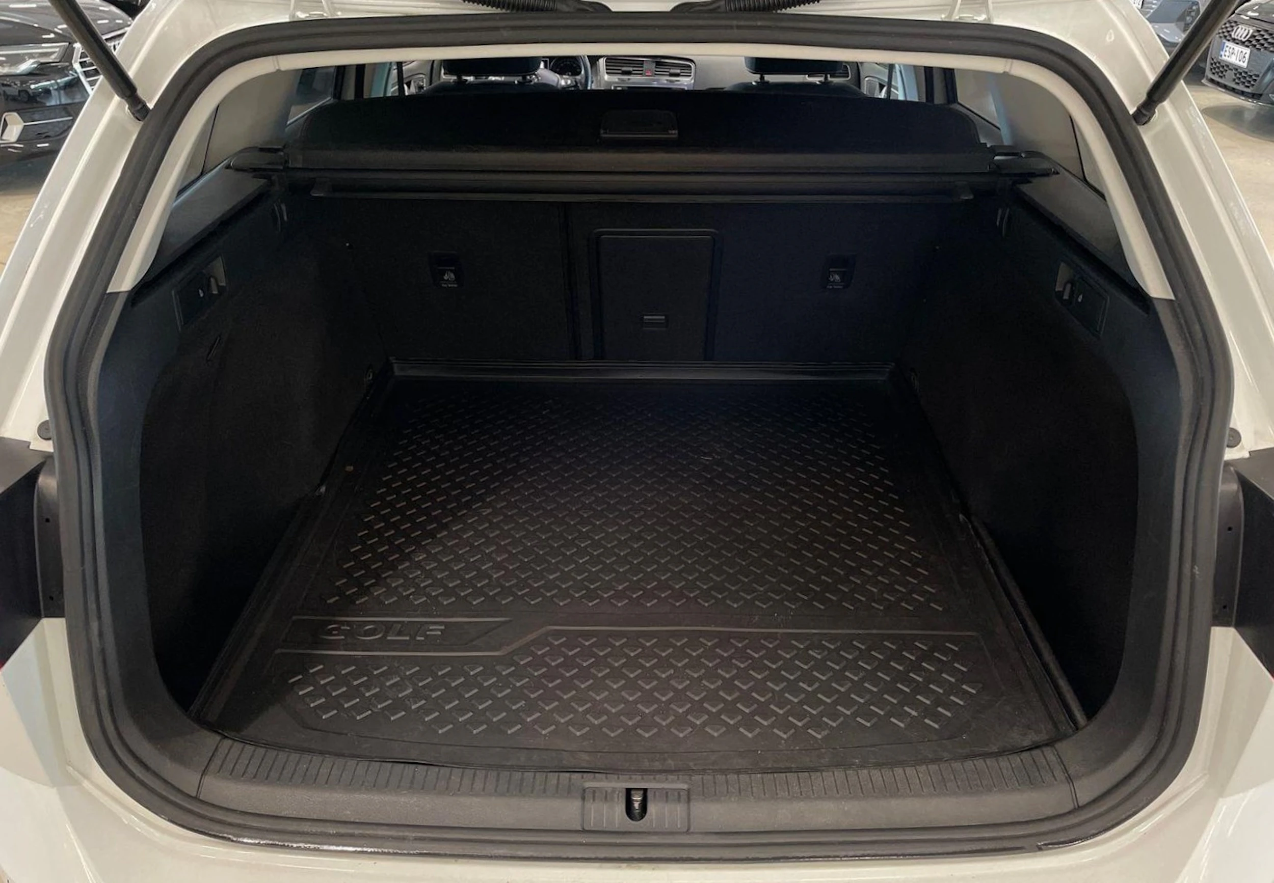 valkoinen Volkswagen Golf 2016 kuva 26.