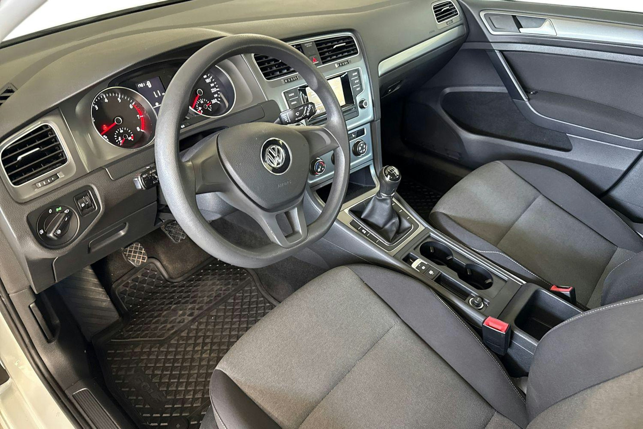 valkoinen Volkswagen Golf 2016 kuva 7.