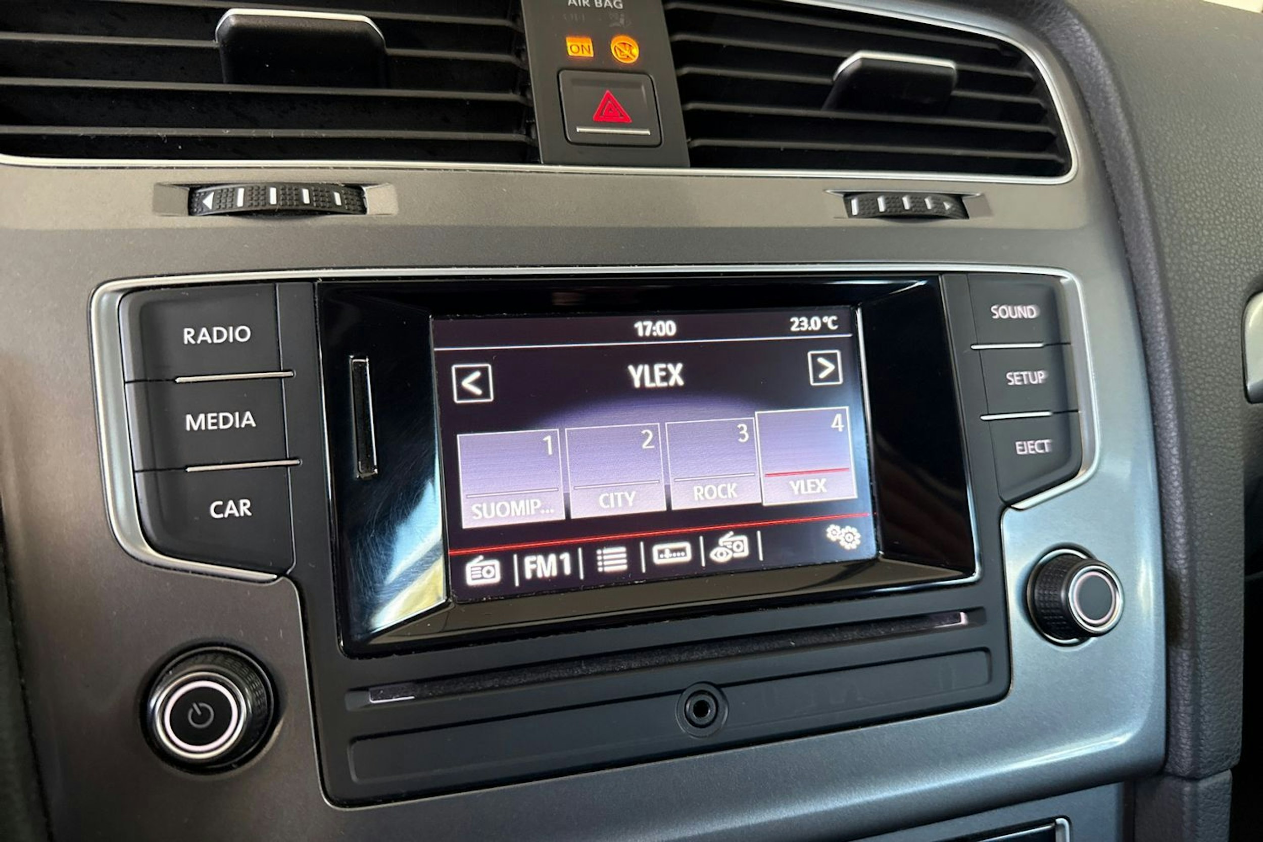 valkoinen Volkswagen Golf 2016 kuva 15.
