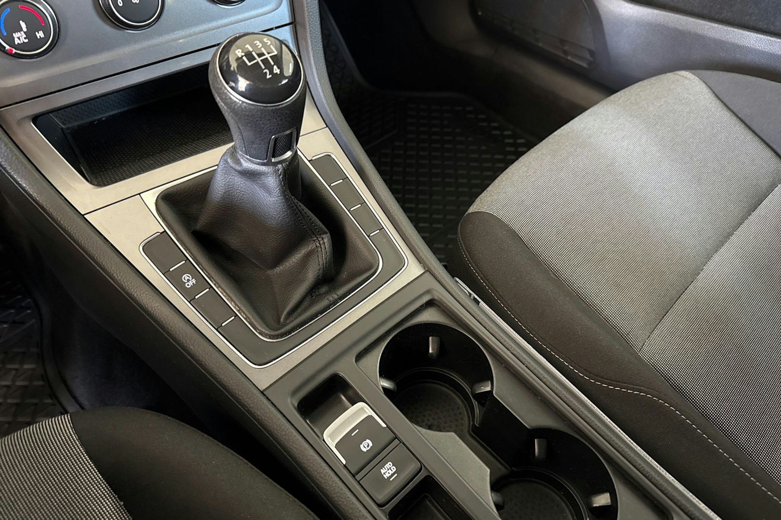 valkoinen Volkswagen Golf 2016 kuva 17.