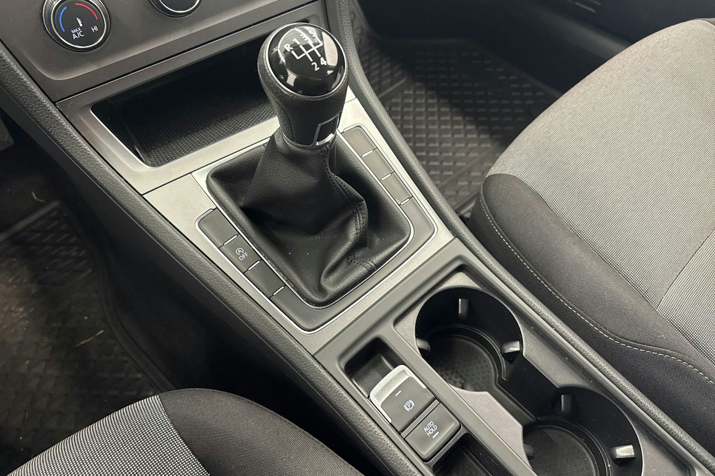 valkoinen Volkswagen Golf 2016 kuva 24.